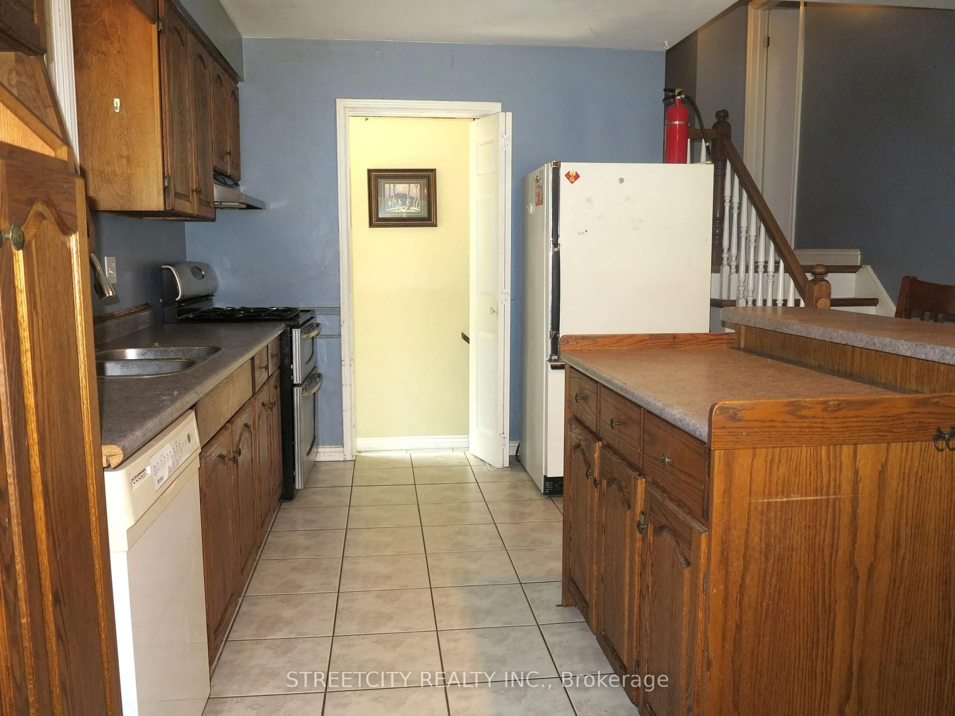 Standard kitchen, unknown for 383 Castlegrove Clse, London North Ontario N6G 3H3