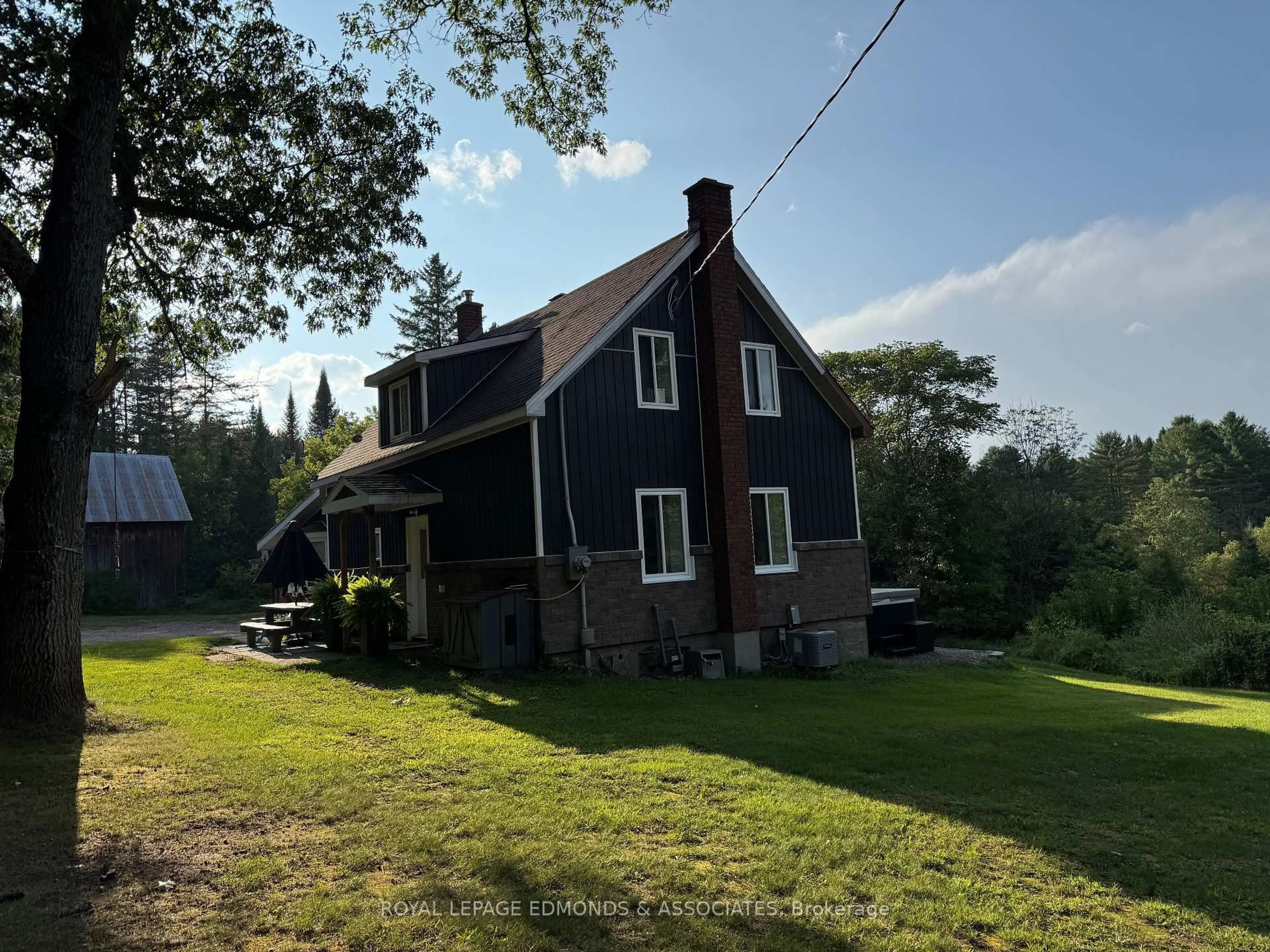 A pic from outside/outdoor area/front of a property/back of a property/a pic from drone, building for 27 Stencells Rd, Pembroke Ontario K8A 6W8