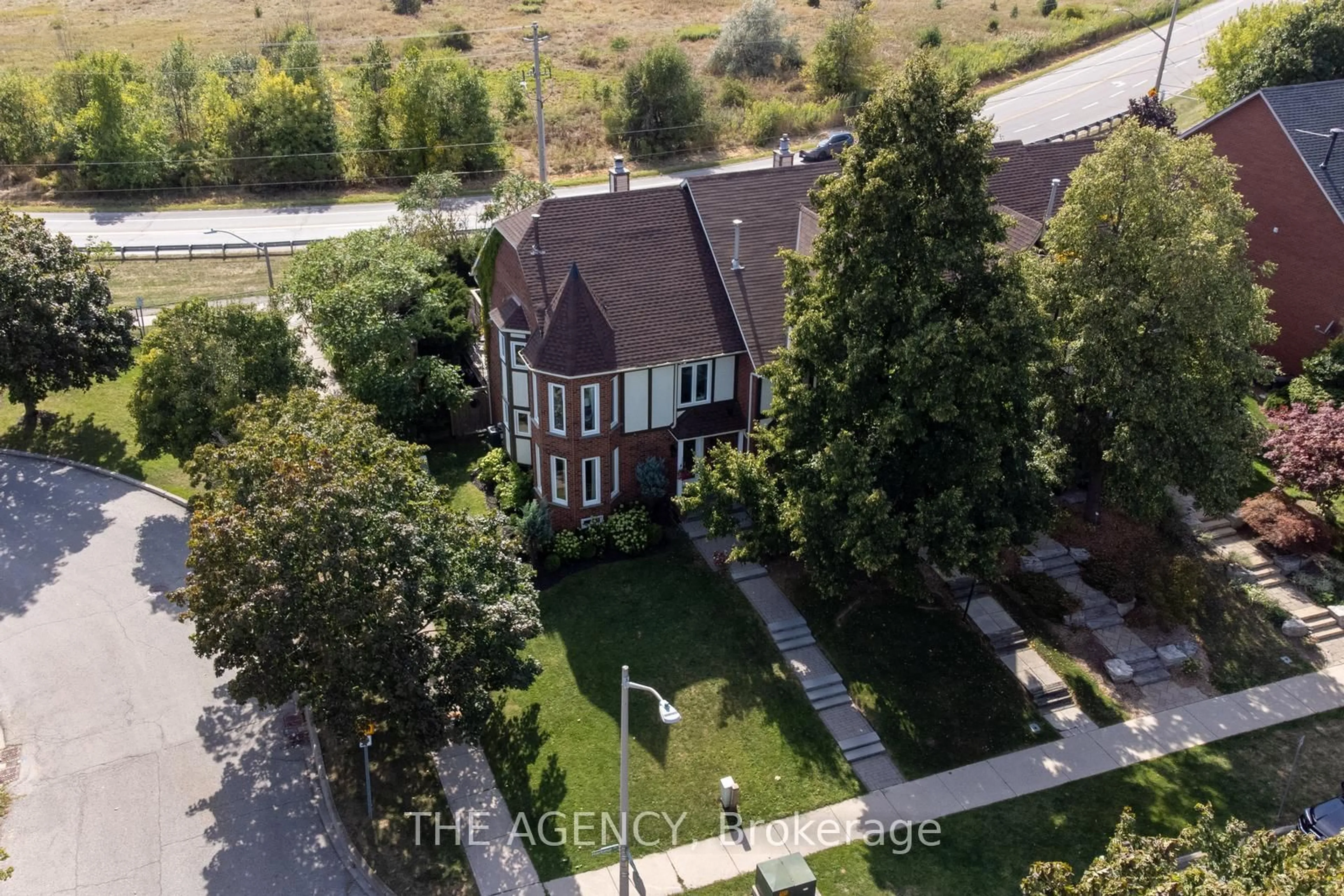 A pic from outside/outdoor area/front of a property/back of a property/a pic from drone, city buildings view from balcony for 26 Harbour Dr, Hamilton Ontario L8E 4Z5