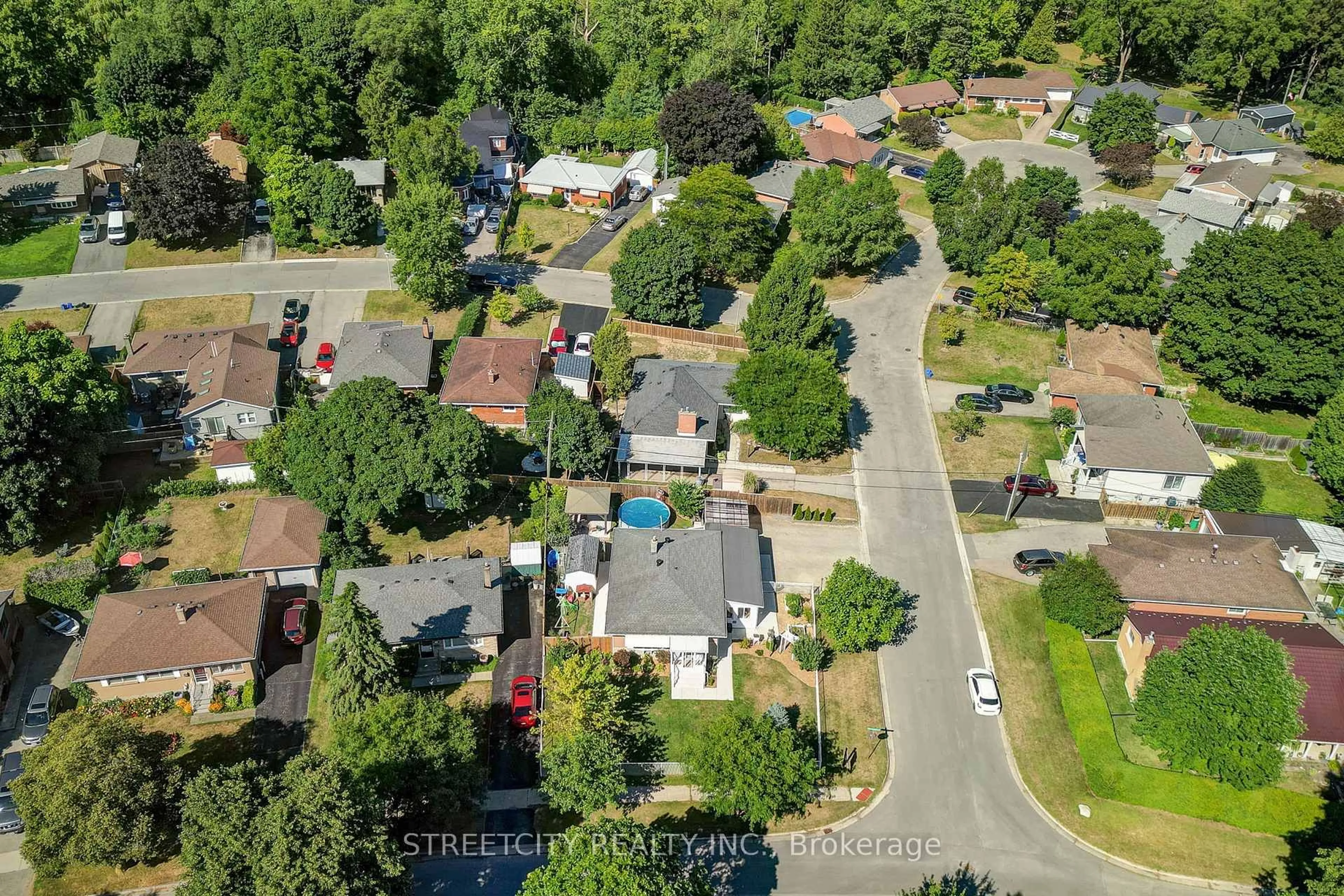 A pic from outside/outdoor area/front of a property/back of a property/a pic from drone, street for 260 Tweedsmuir Ave, London East Ontario N5W 1L3