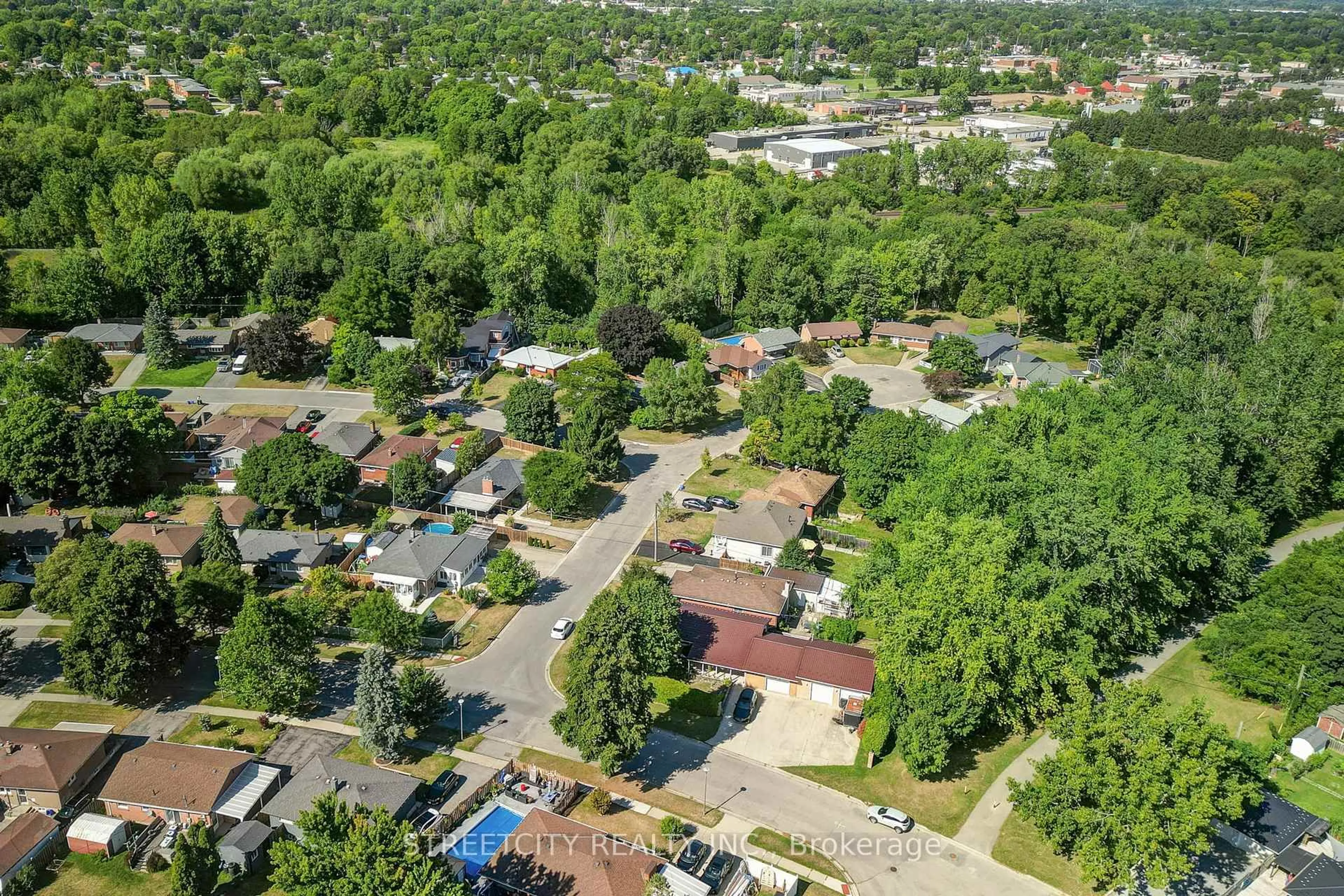 A pic from outside/outdoor area/front of a property/back of a property/a pic from drone, street for 260 Tweedsmuir Ave, London East Ontario N5W 1L3
