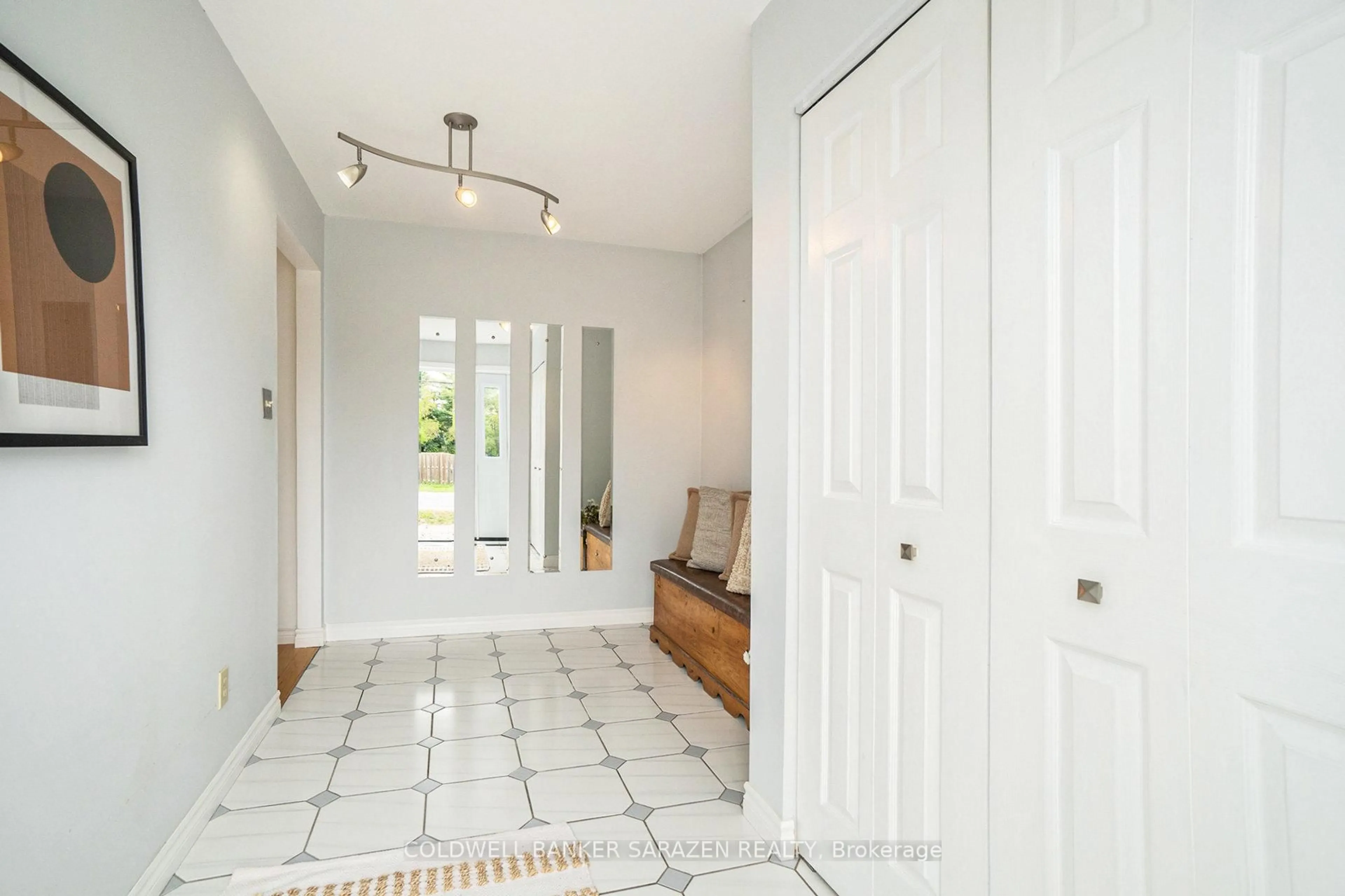 Indoor entryway for 20 MOORE St, Arnprior Ontario K7S 1G4