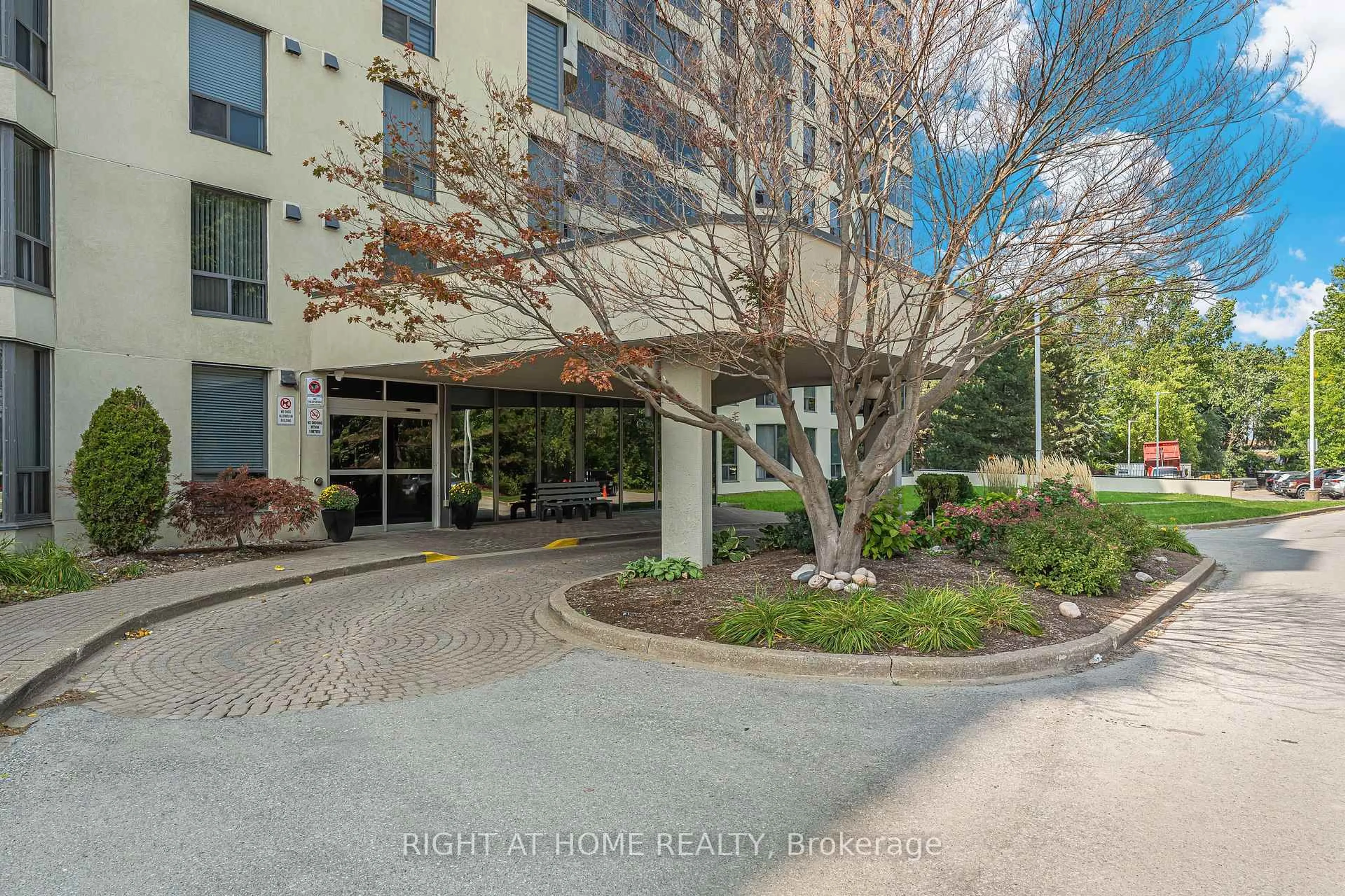 Indoor foyer for 81 Scott St #707, St. Catharines Ontario L2N 7L5