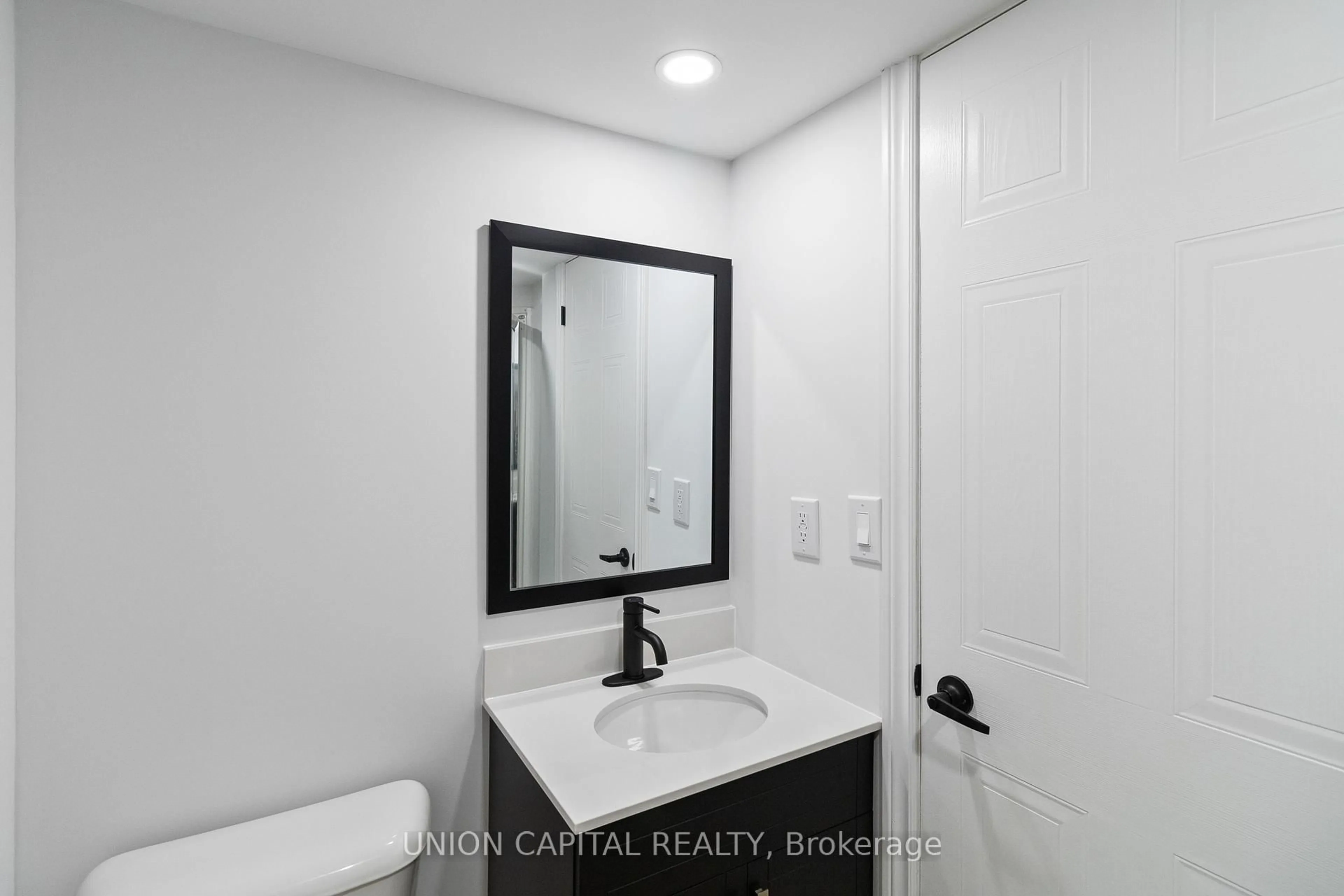 Standard bathroom, ceramic/tile floor for 989 Mapleridge St, London North Ontario N6H 0A6