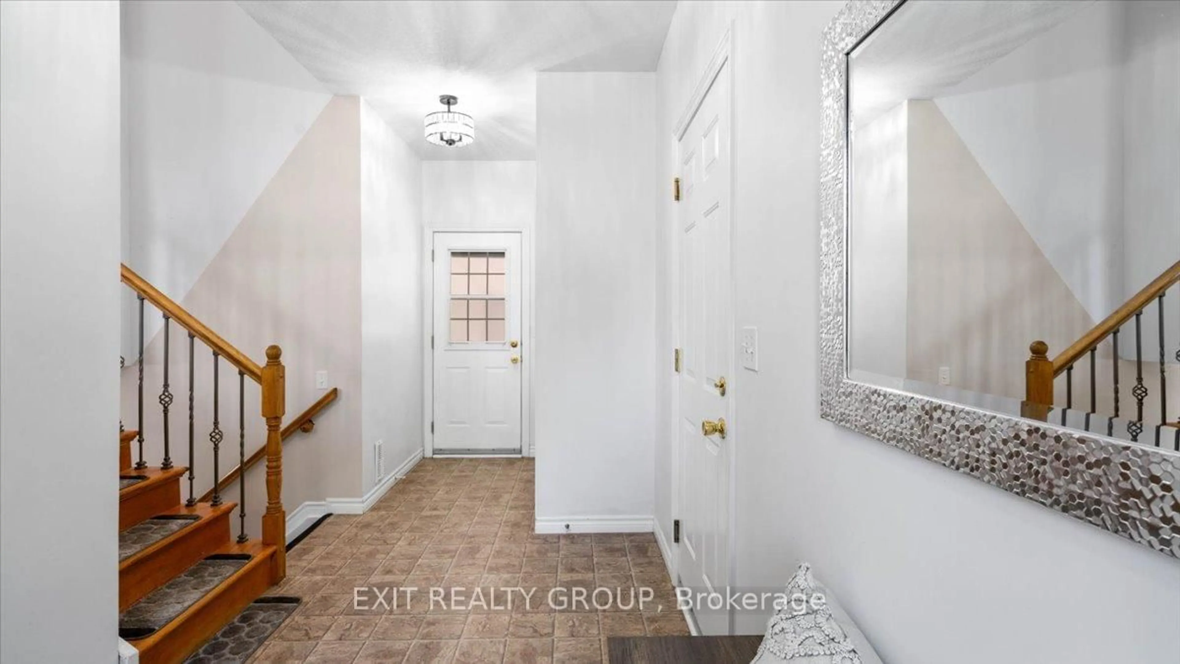 Indoor entryway for 323 Mapleview Rd, Hastings Ontario K0K 2C0
