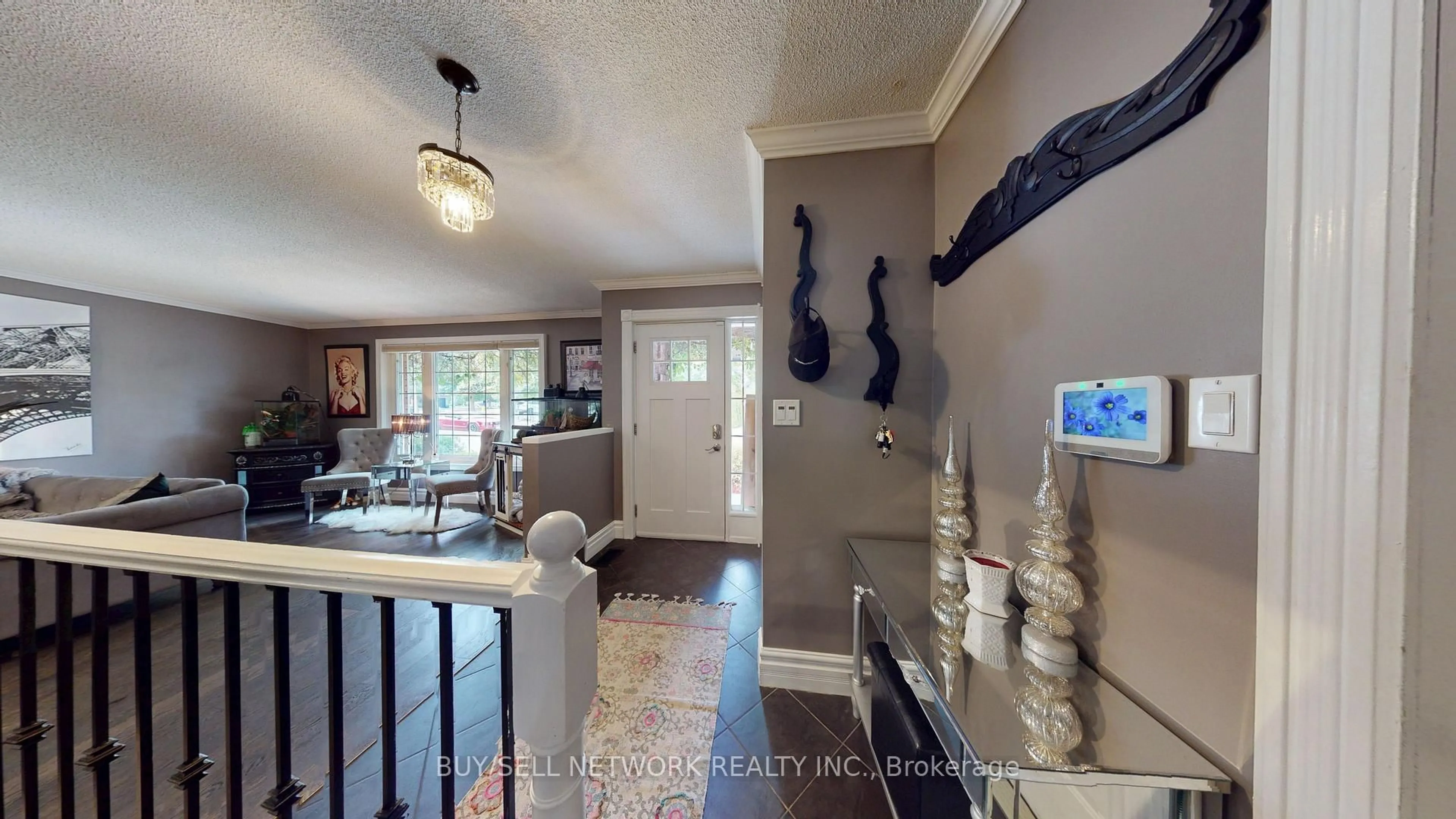 Indoor entryway for 2504 Idyllwood Cres, Peterborough East Ontario K9L 1Y9