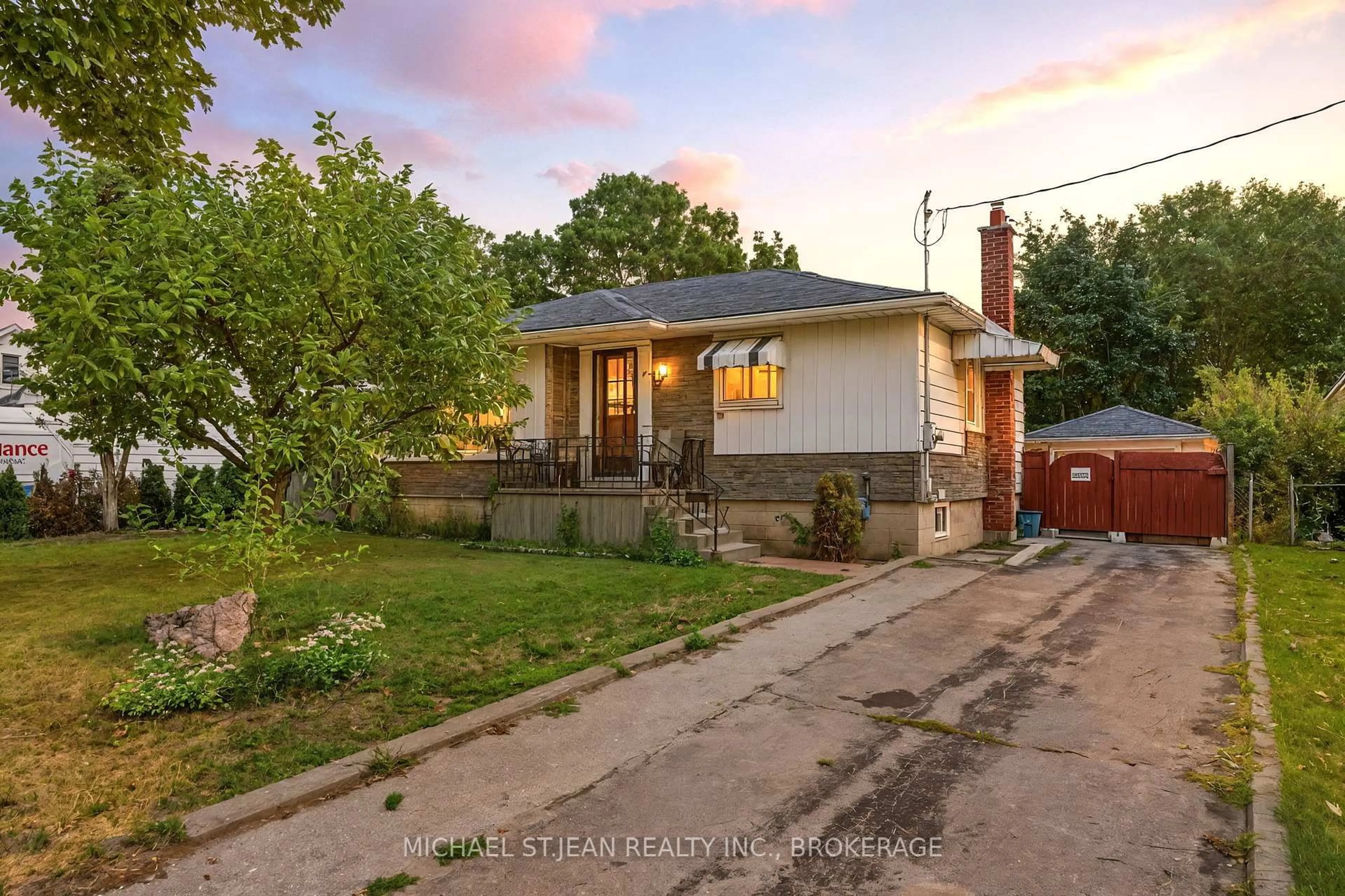 A pic from outside/outdoor area/front of a property/back of a property/a pic from drone, street for 11 James St, Brantford Ontario N3S 6Y2