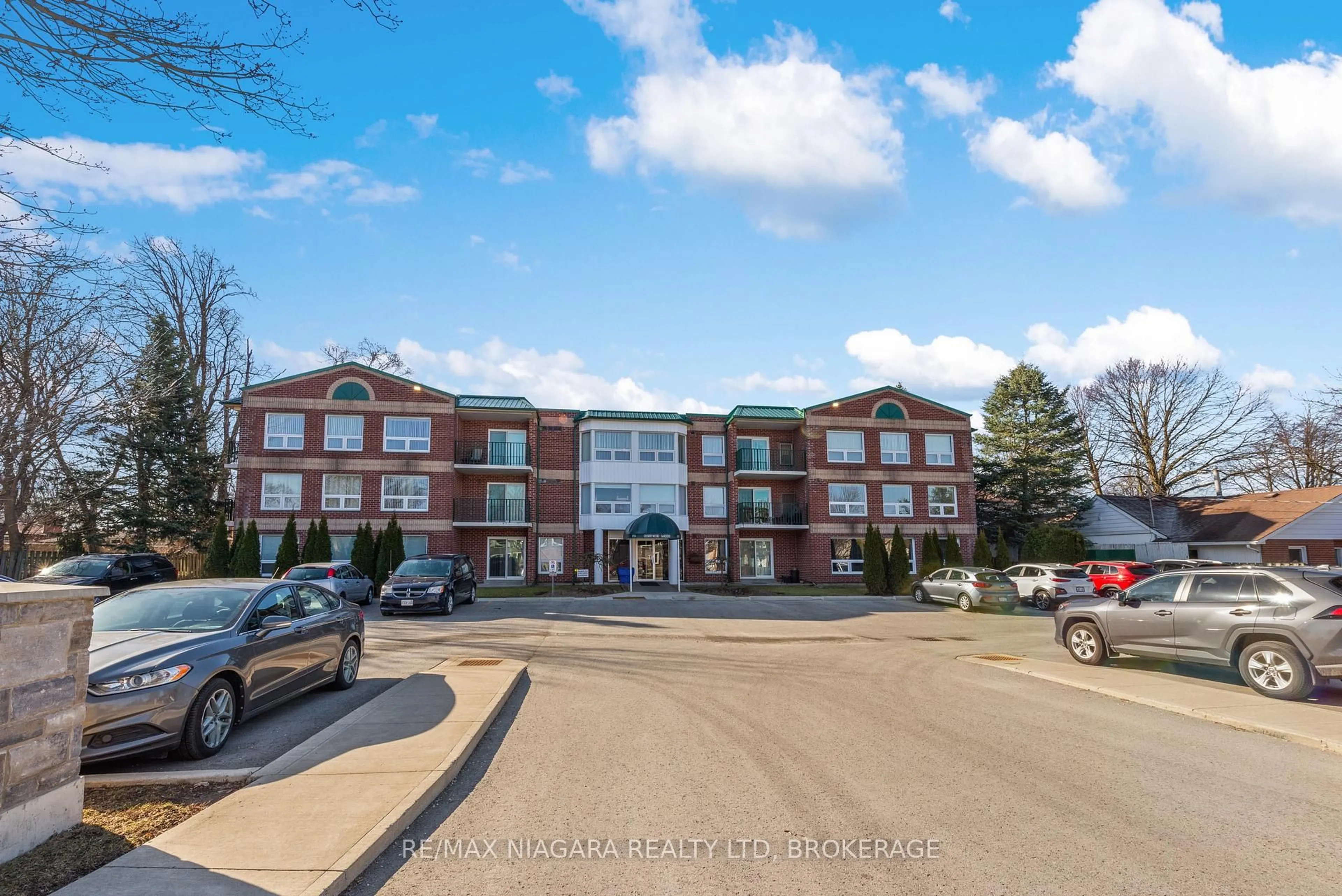 A pic from outside/outdoor area/front of a property/back of a property/a pic from drone, building for 6704 Thorold Stone Rd #206, Niagara Falls Ontario L2J 1B3
