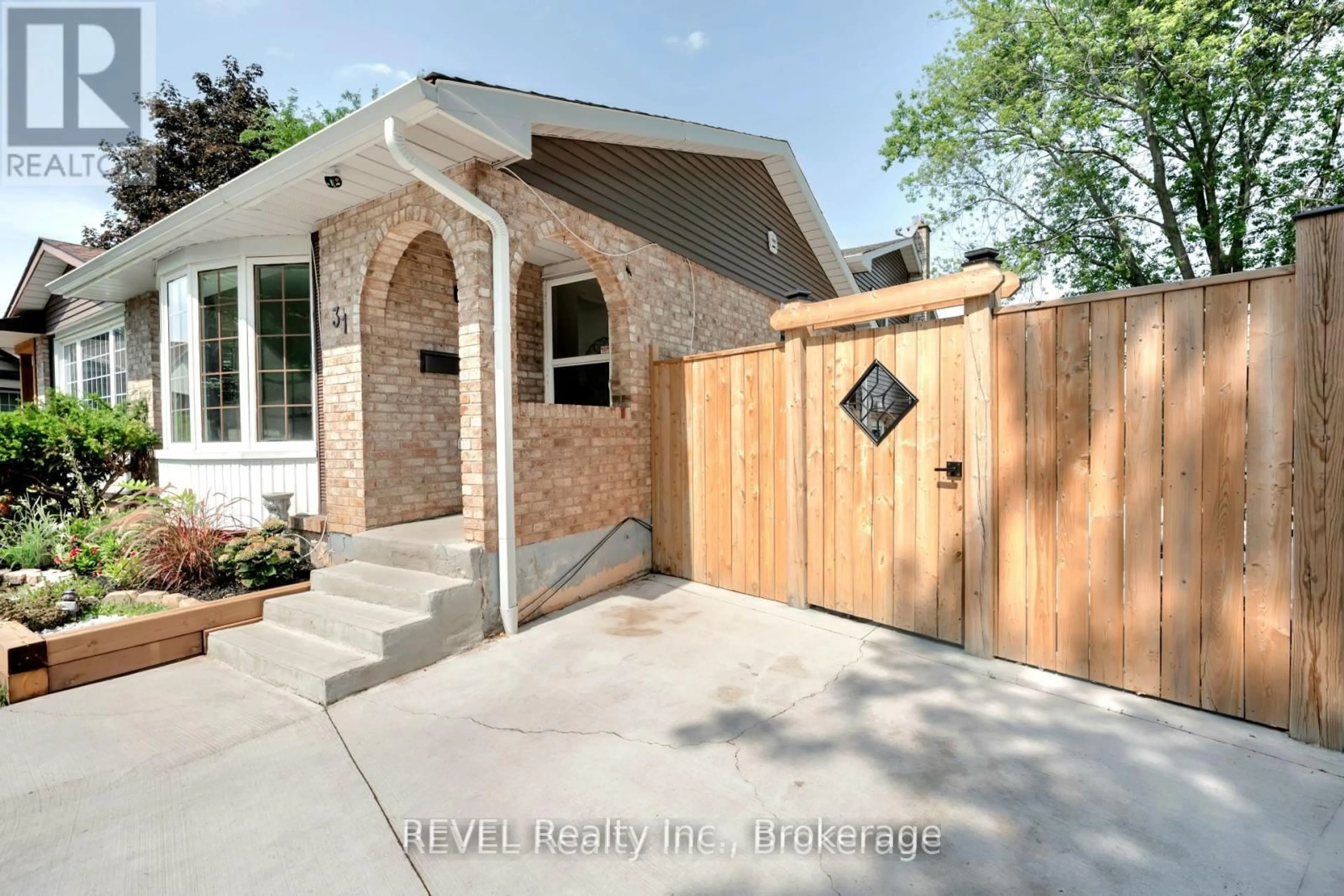 Home with brick exterior material, unknown for 31 Deborah Crt, St. Catharines Ontario L2P 3R6