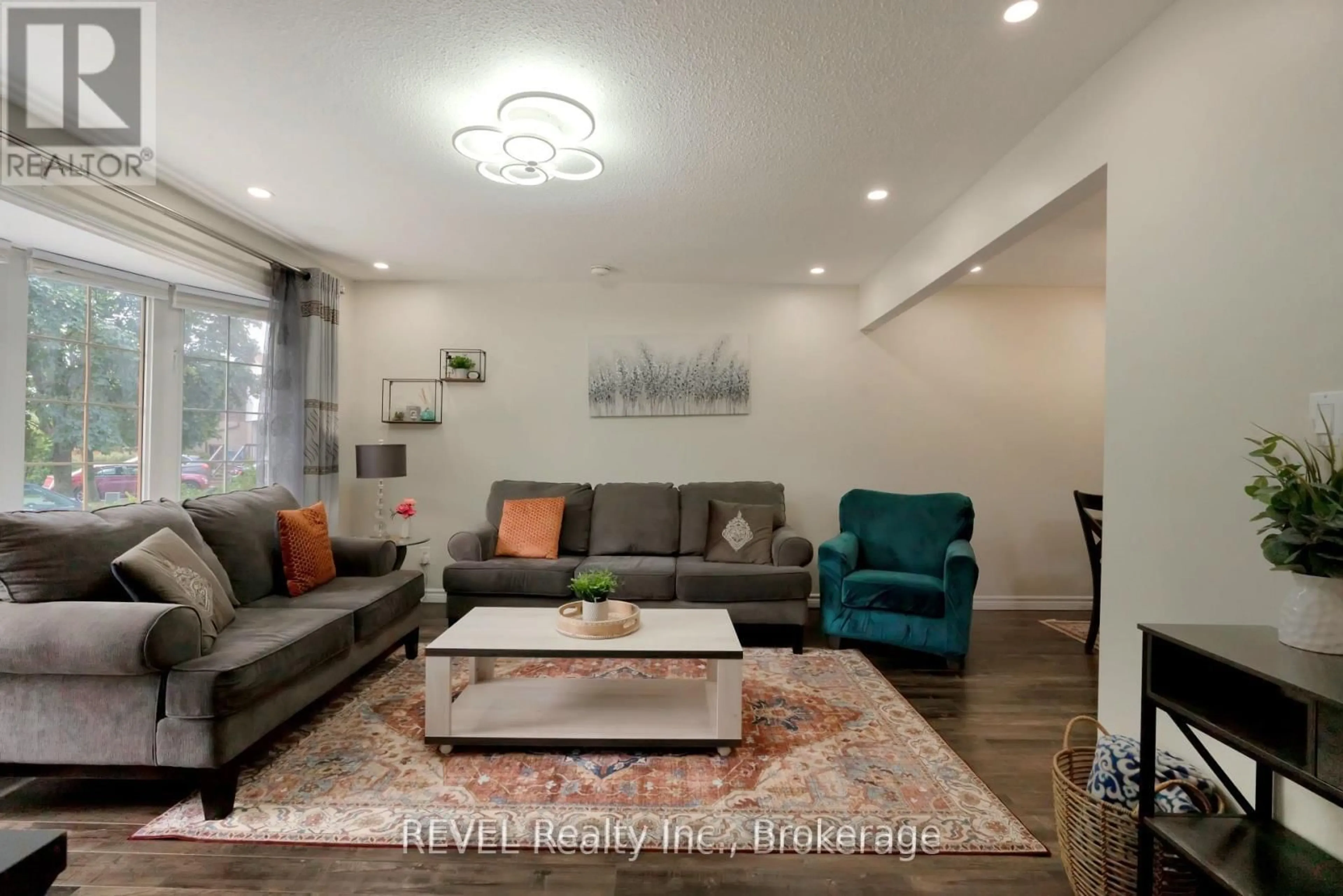 Living room with furniture, wood/laminate floor for 31 Deborah Crt, St. Catharines Ontario L2P 3R6