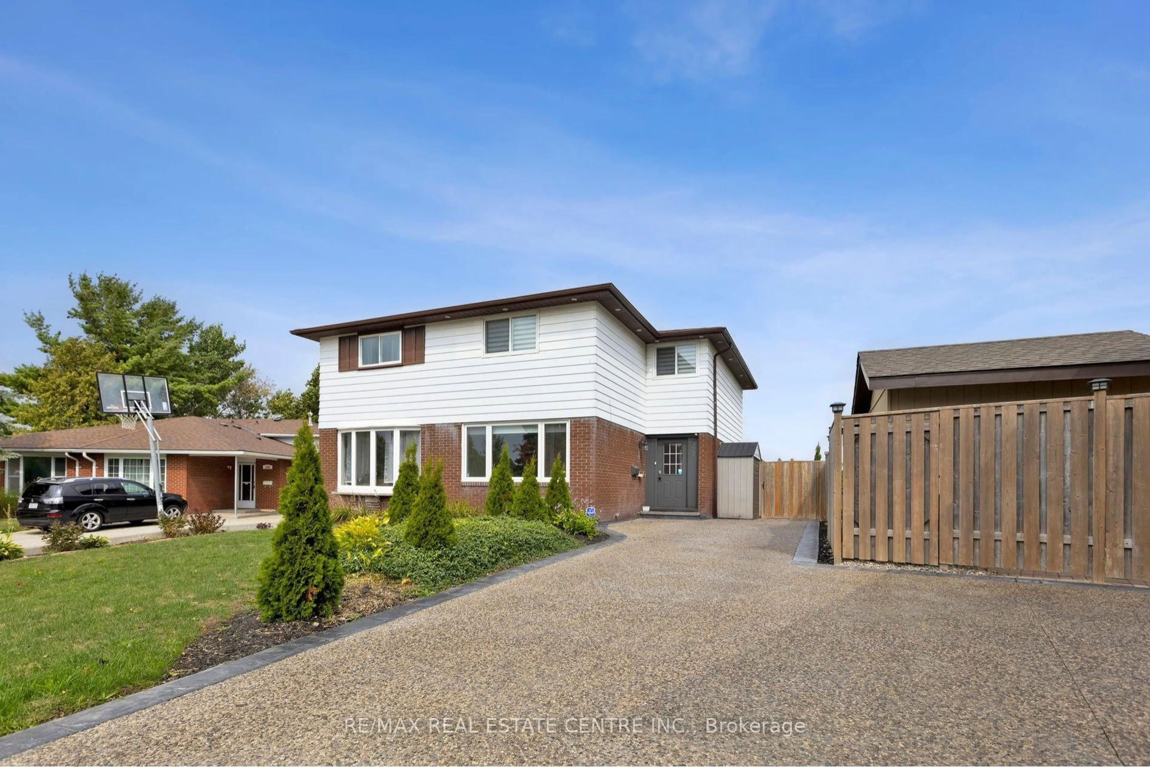 A pic from outside/outdoor area/front of a property/back of a property/a pic from drone, street for 122 Mooregate Cres, Kitchener Ontario N2M 2G1