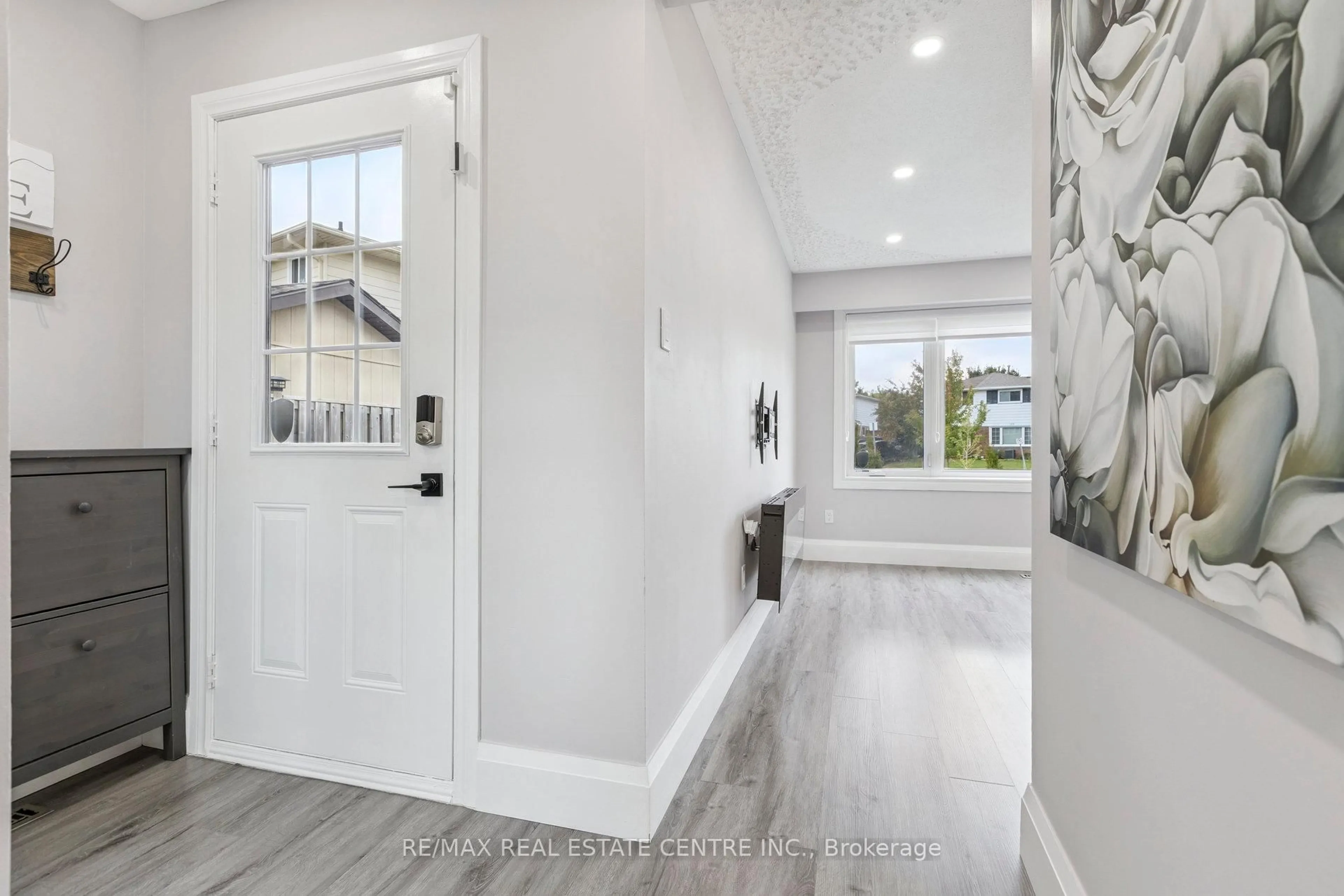 Indoor entryway for 122 Mooregate Cres, Kitchener Ontario N2M 2G1