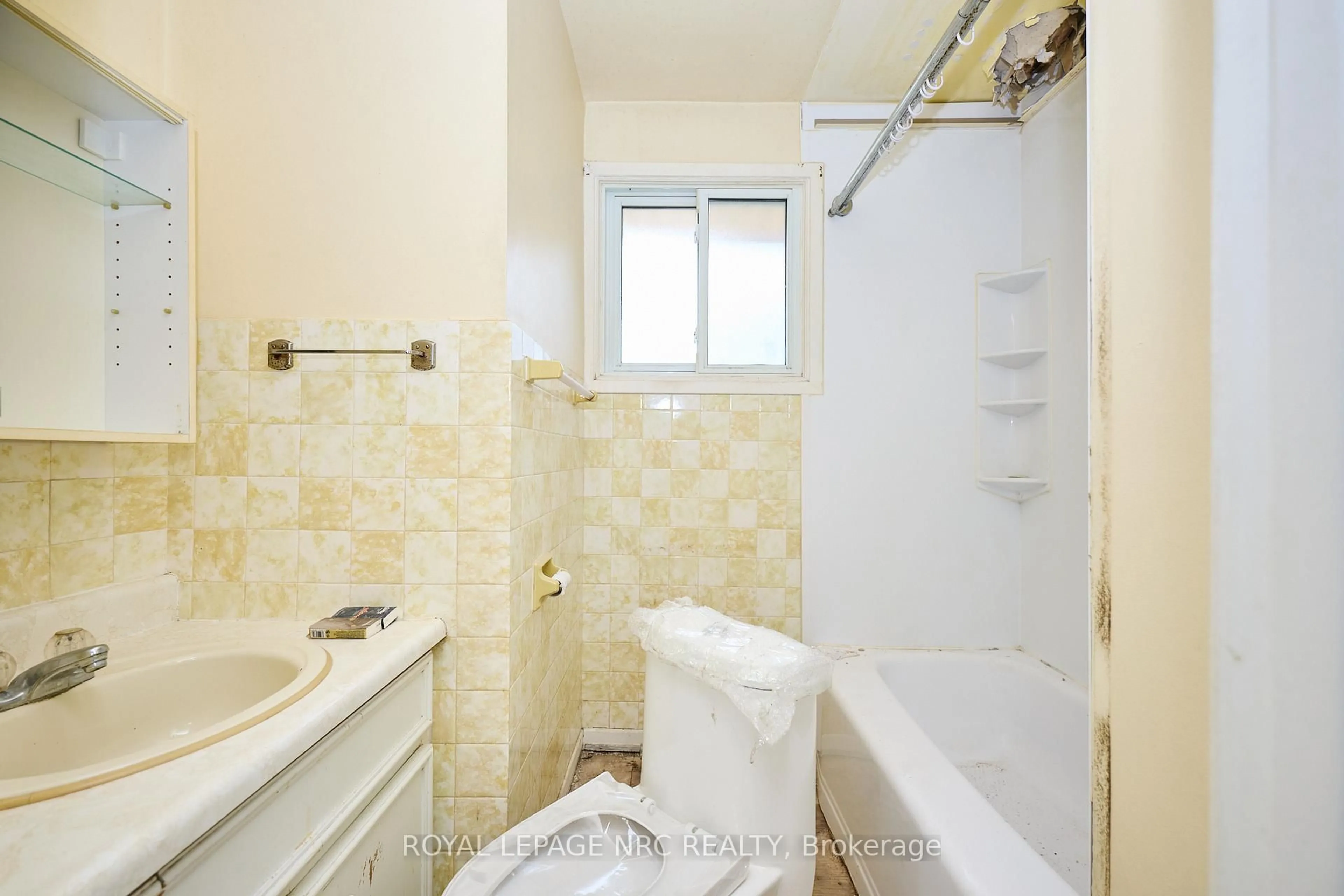 Standard bathroom, ceramic/tile floor for 4737 MONTROSE Rd, Niagara Falls Ontario L2H 1K4