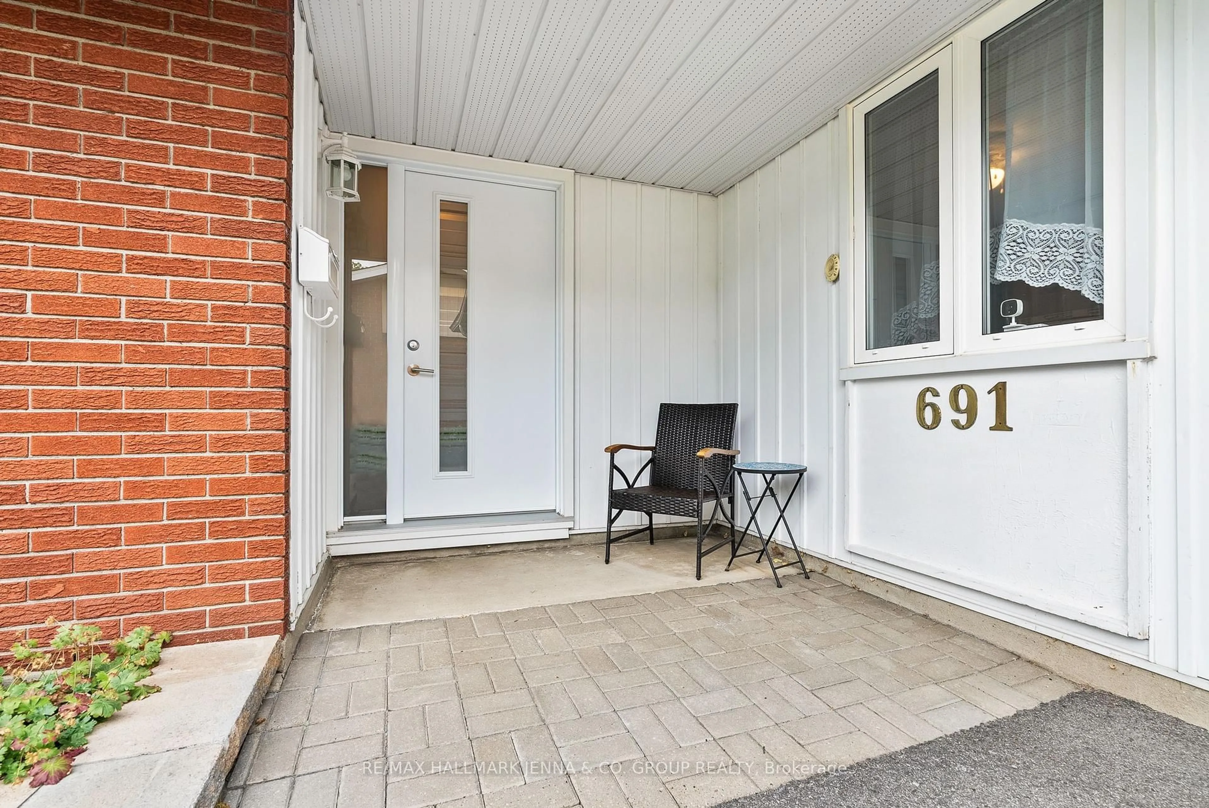 Patio, street for 691 Fielding Dr, Ottawa Ontario K1V 7G6