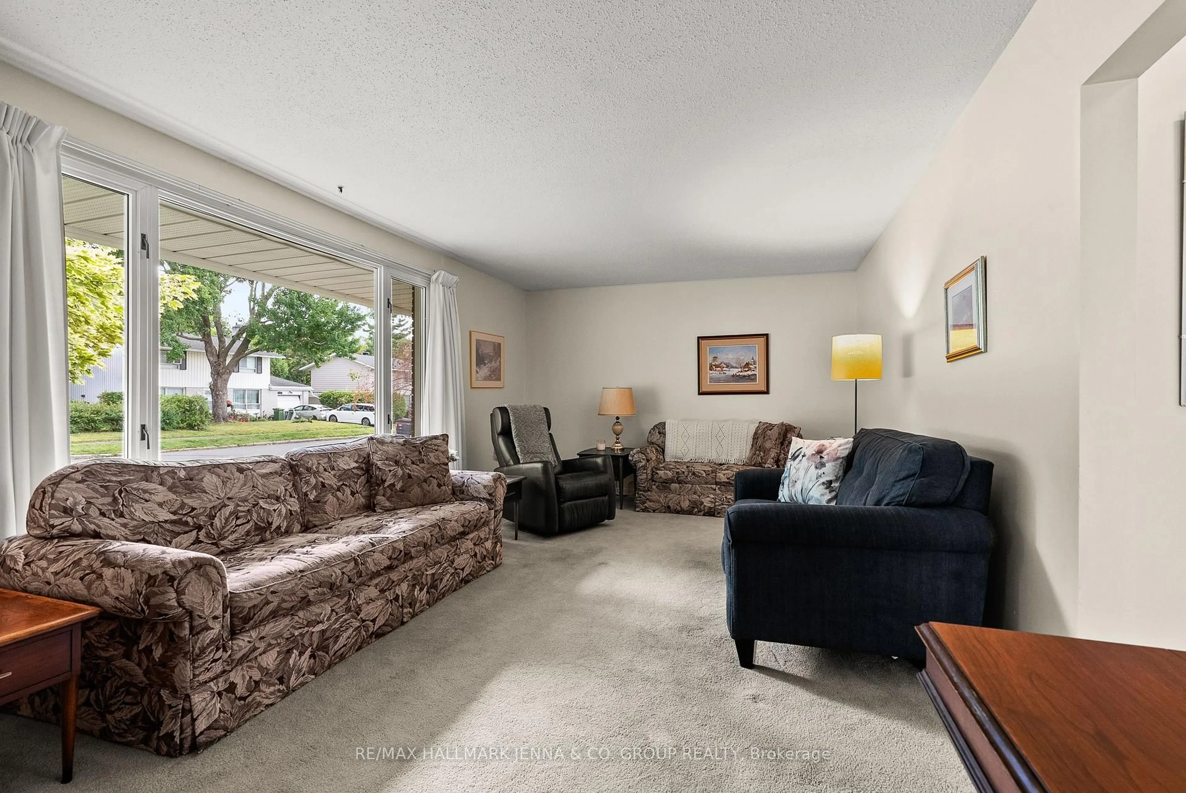 Living room with furniture, unknown for 691 Fielding Dr, Ottawa Ontario K1V 7G6