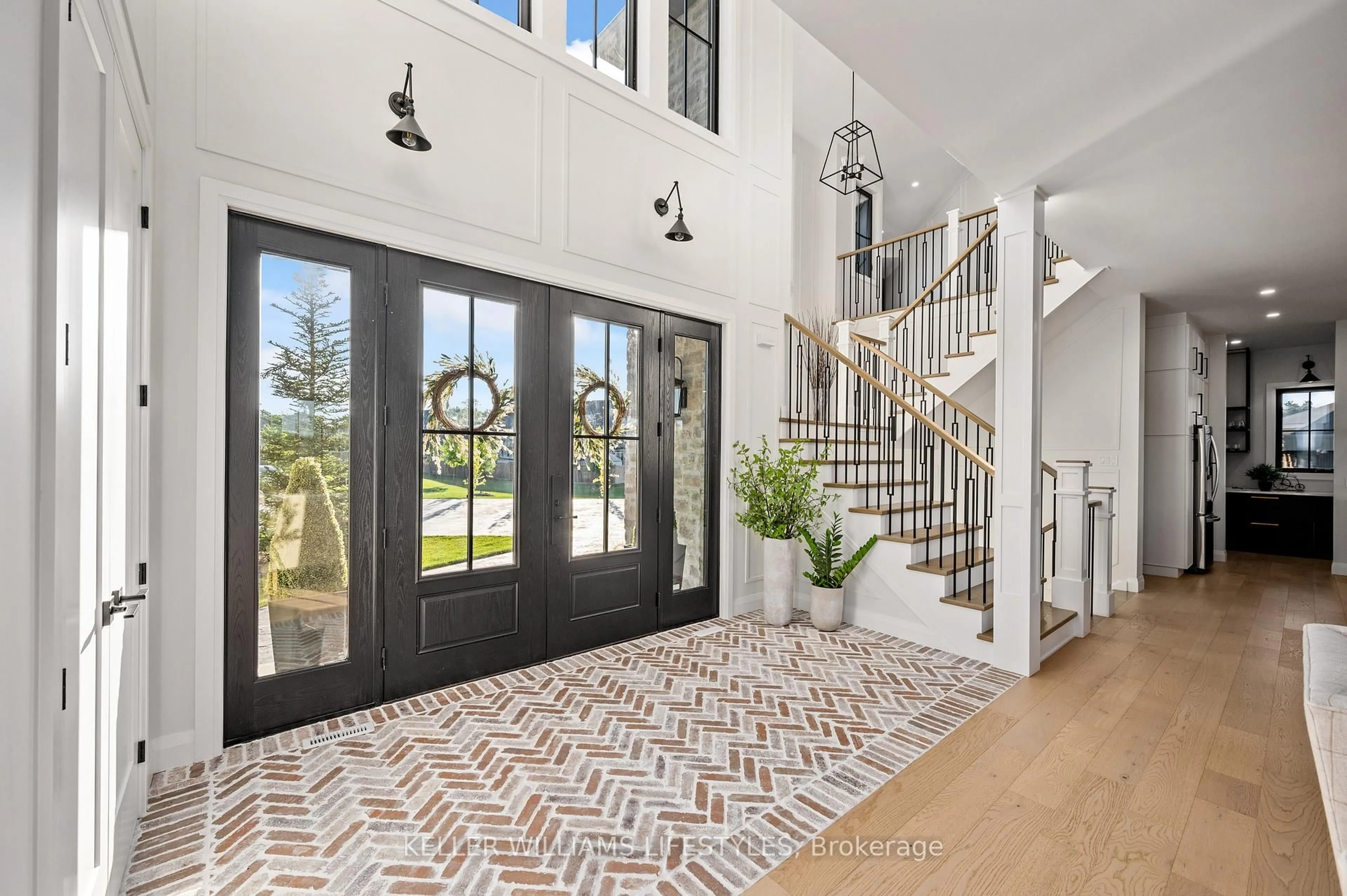 Indoor entryway for 9861 Glendon Dr #202, Middlesex Centre Ontario N0L 1R0