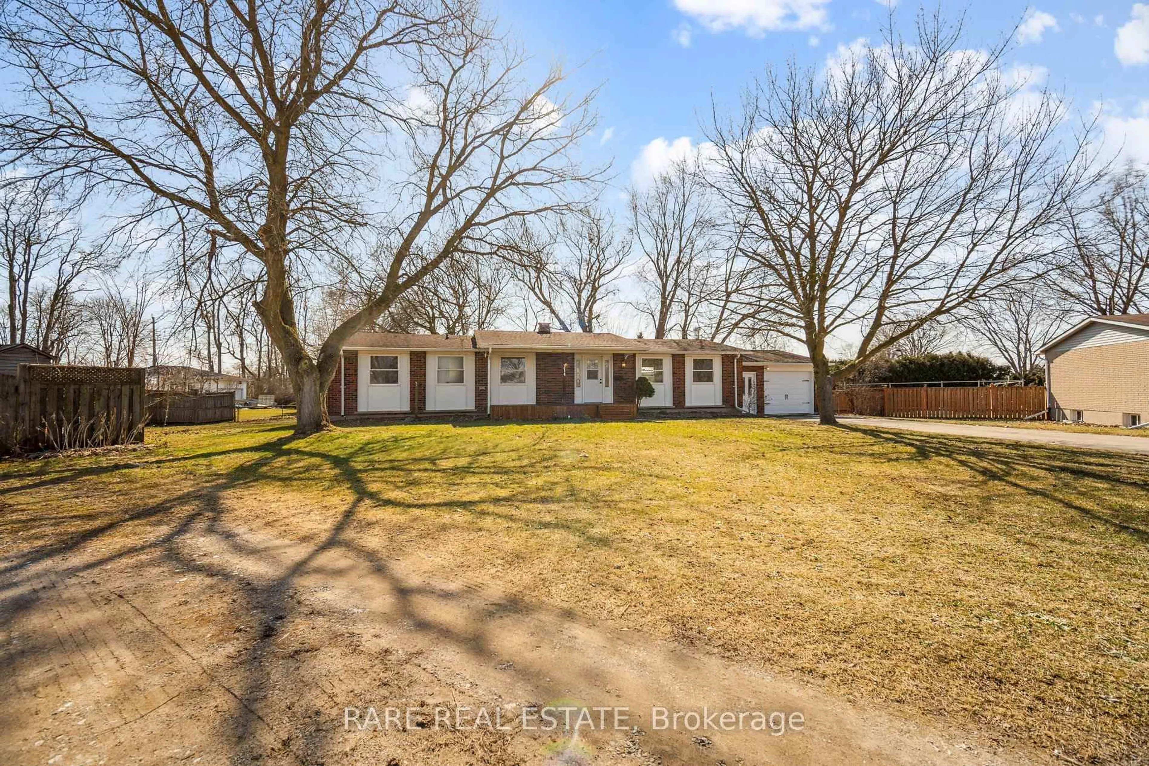 A pic from outside/outdoor area/front of a property/back of a property/a pic from drone, street for 314 Laughton Cres, Strathroy-Caradoc Ontario N7G 1H7