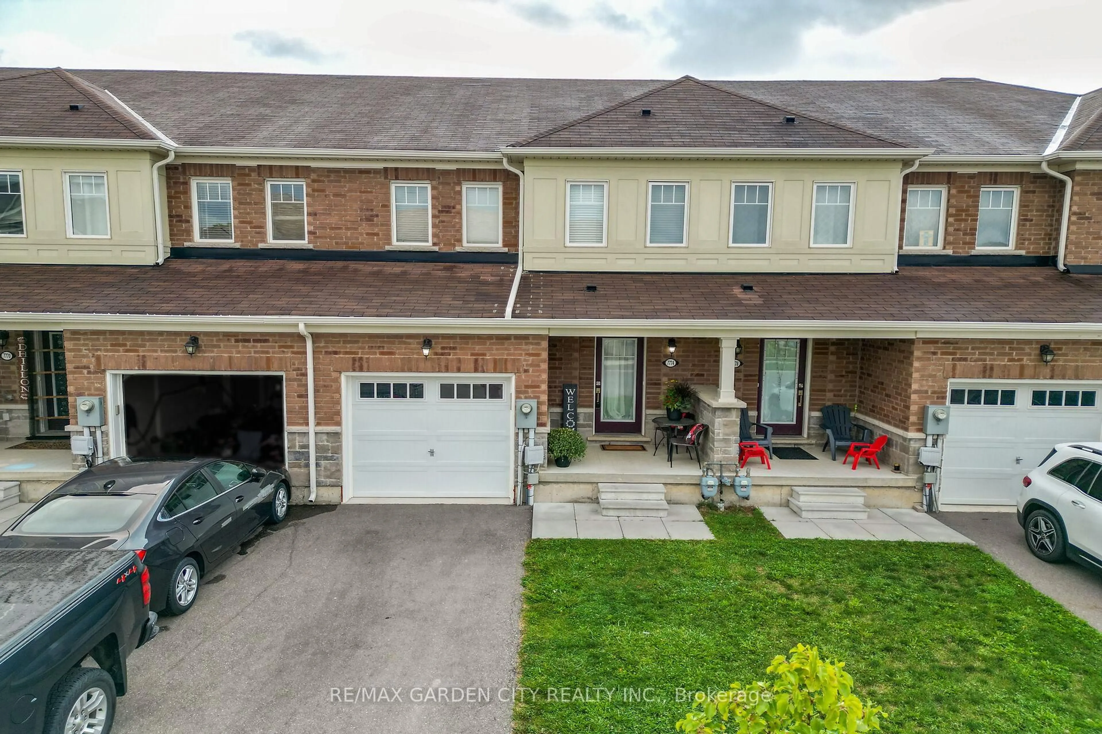 A pic from outside/outdoor area/front of a property/back of a property/a pic from drone, street for 7774 Redbud Lane, Niagara Falls Ontario L2H 3R9