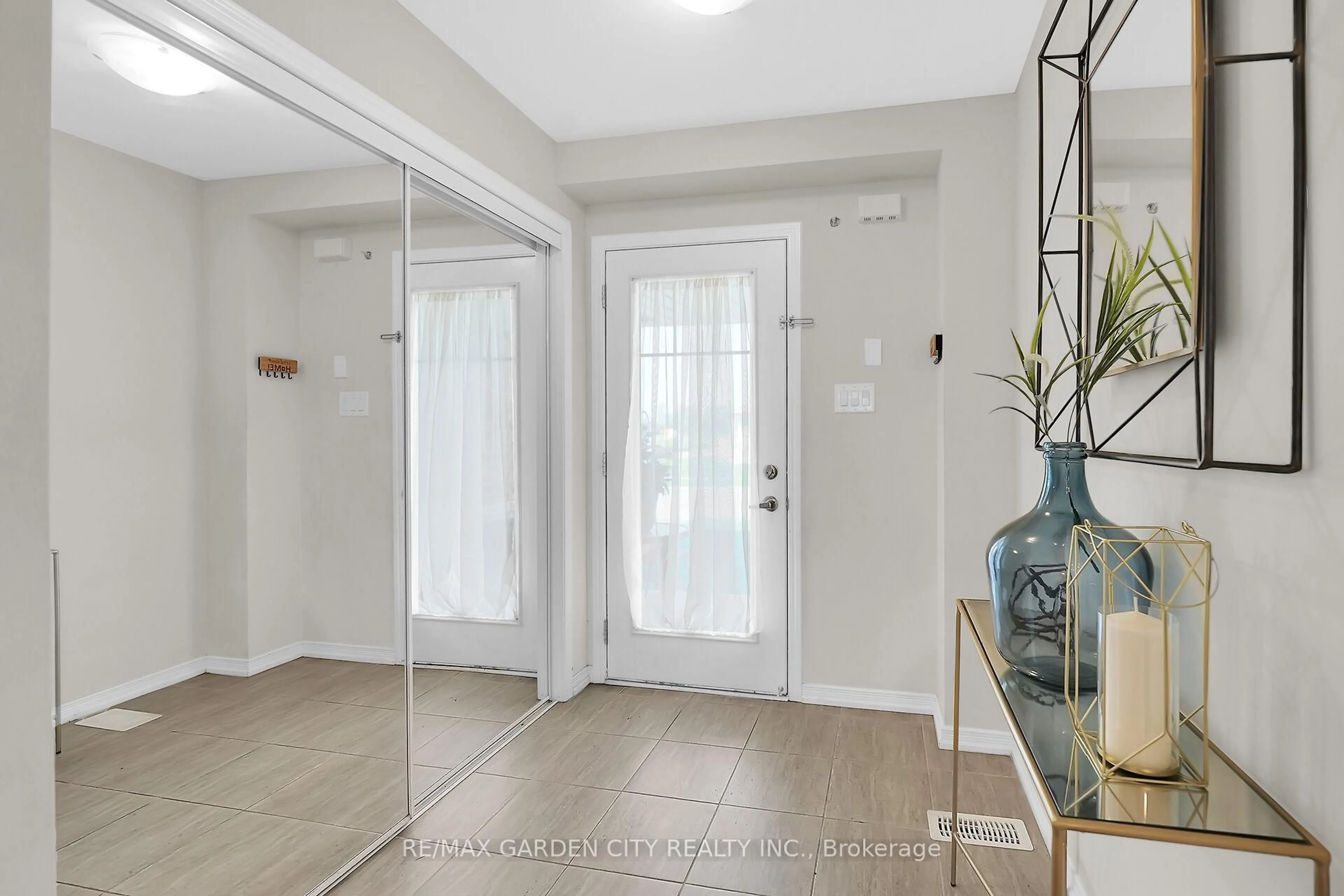 Indoor entryway for 7774 Redbud Lane, Niagara Falls Ontario L2H 3R9