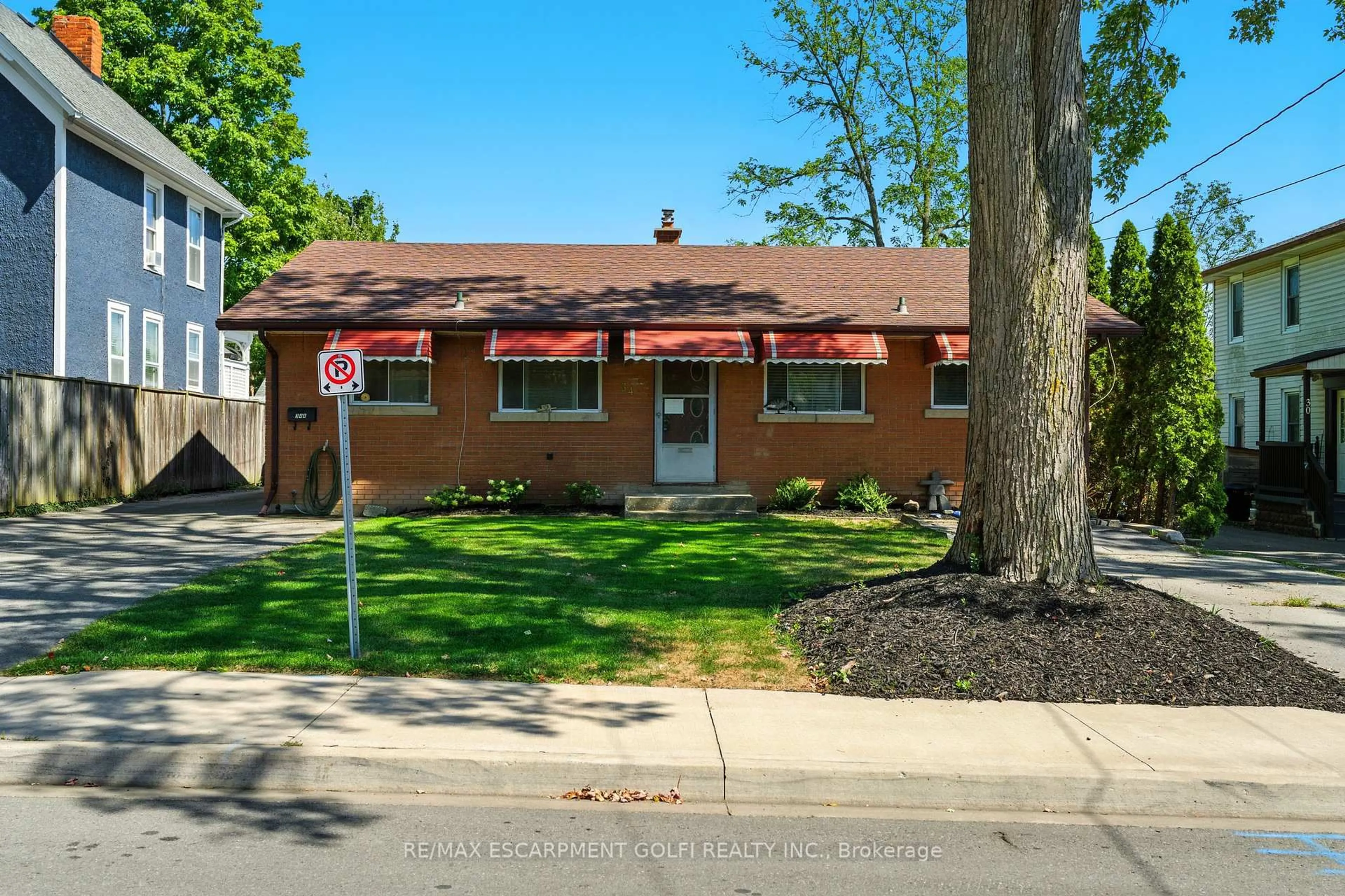 Home with brick exterior material, street for 34 Shotwell St, Welland Ontario L3C 1N8