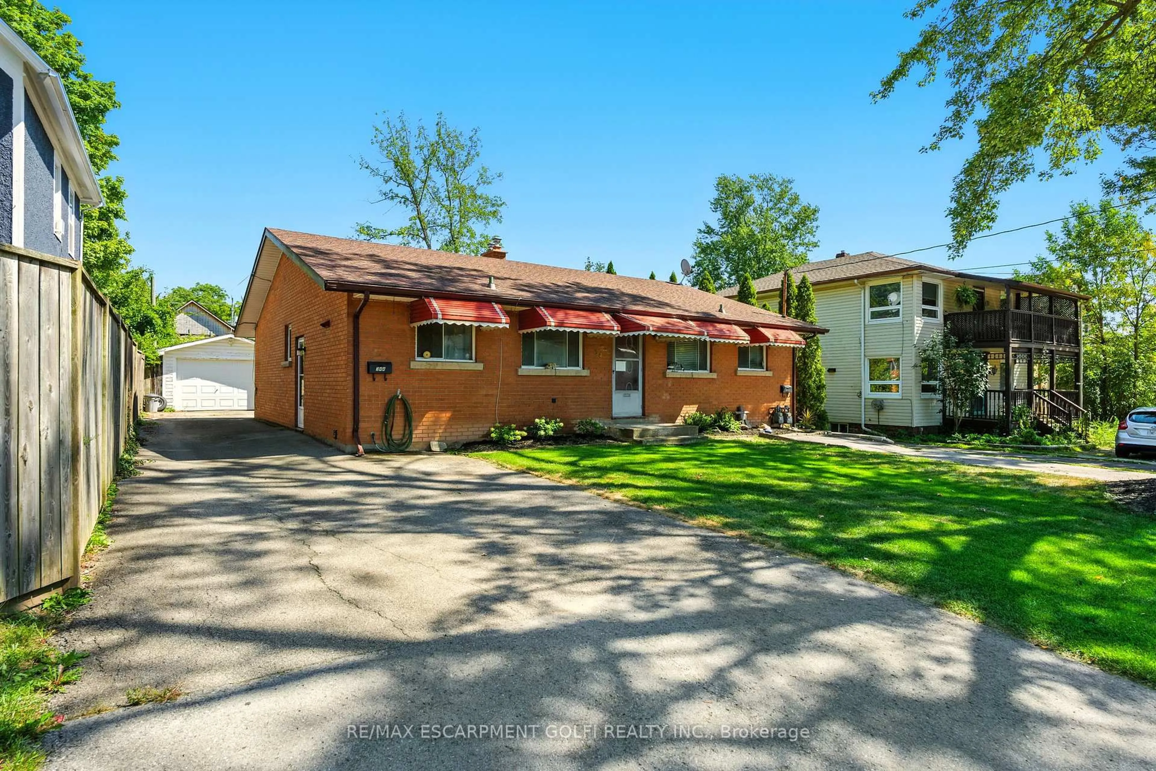 A pic from outside/outdoor area/front of a property/back of a property/a pic from drone, street for 34 Shotwell St, Welland Ontario L3C 1N8