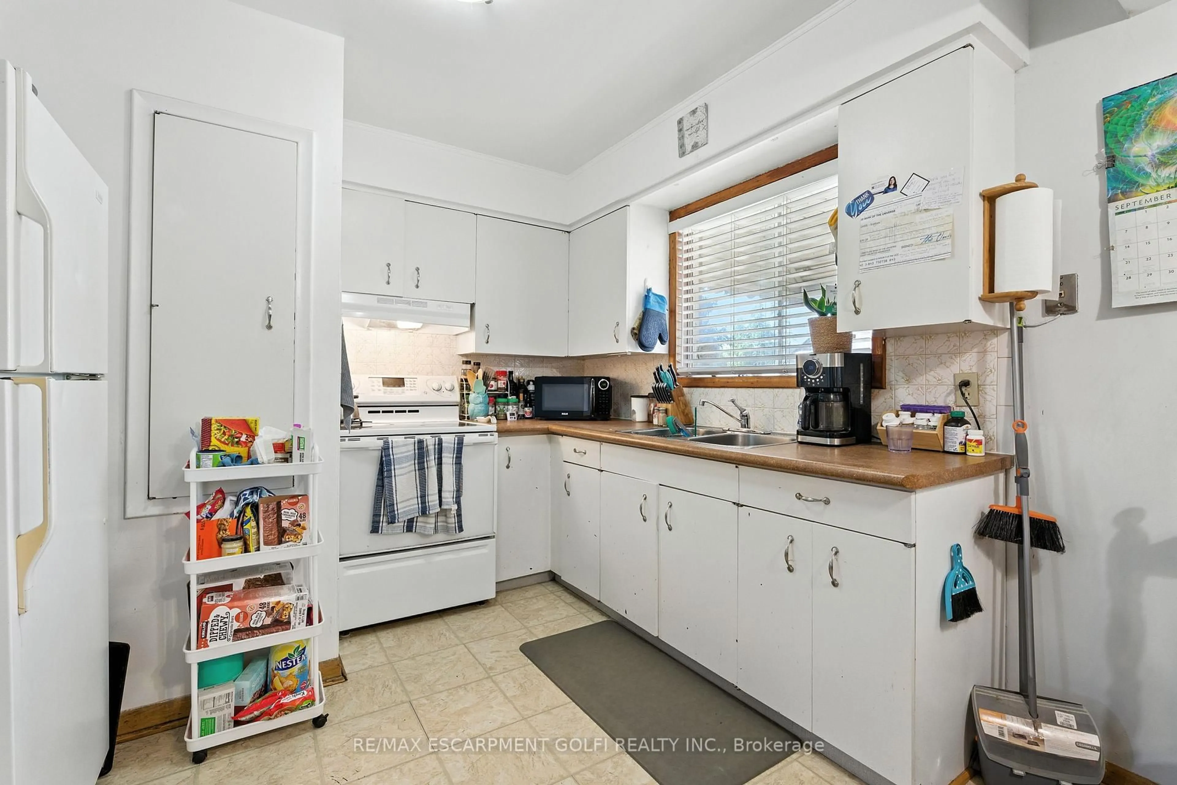Standard kitchen, unknown for 34 Shotwell St, Welland Ontario L3C 1N8