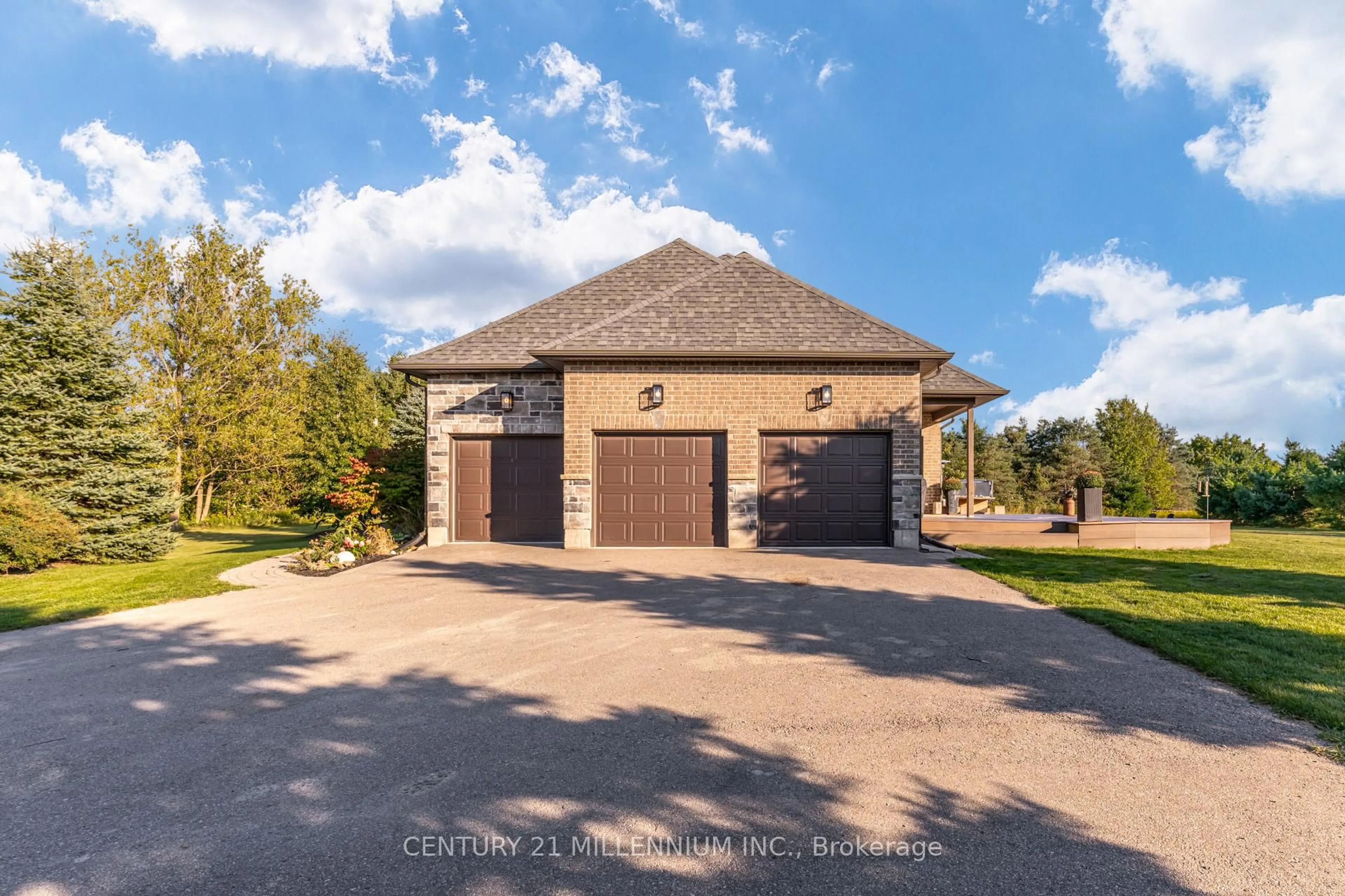 A pic from outside/outdoor area/front of a property/back of a property/a pic from drone, unknown for 5840 Tenth Line, Erin Ontario N0G 1T0