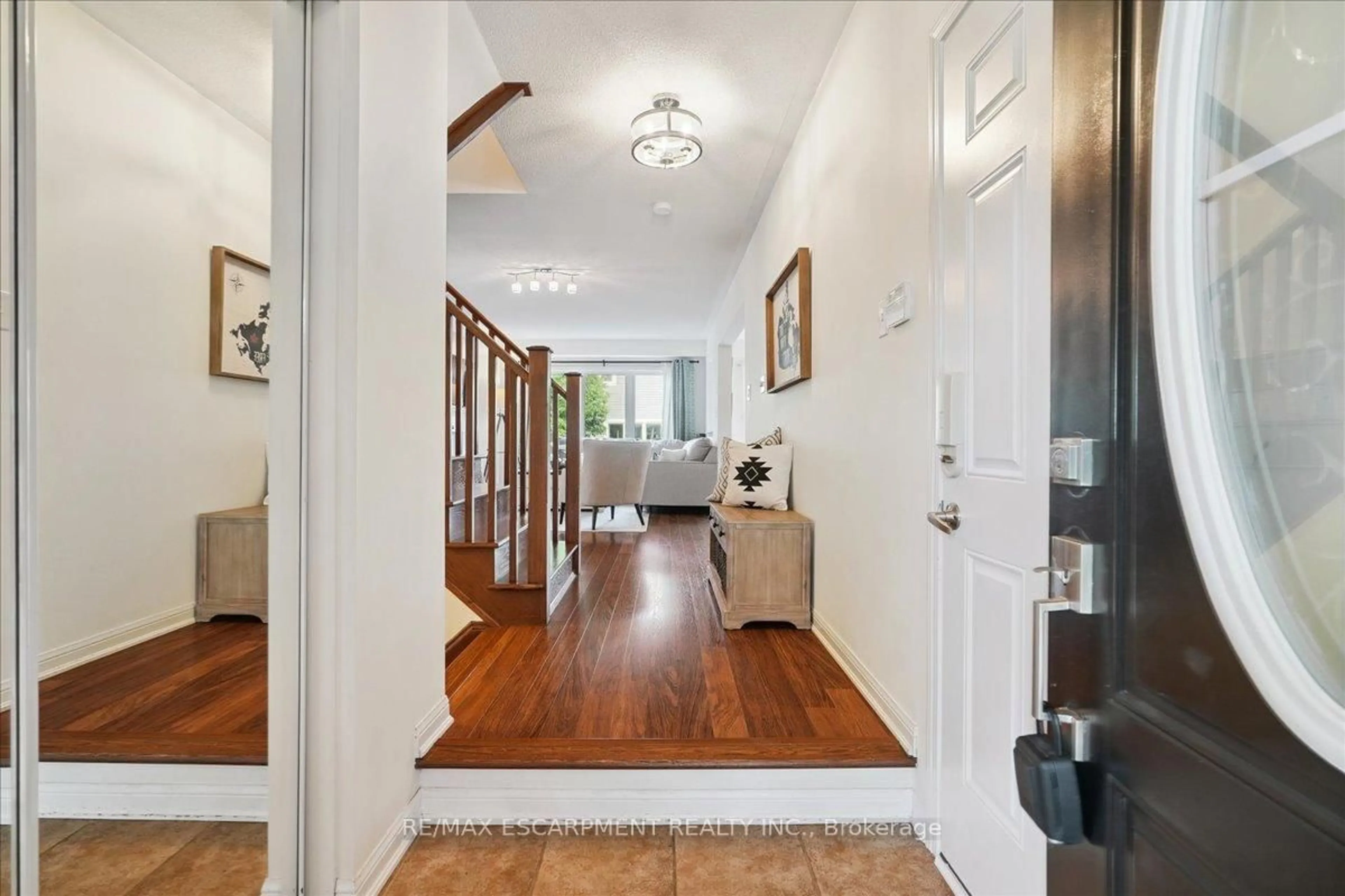 Indoor entryway for 40 Peer Crt, Hamilton Ontario L9K 0C5