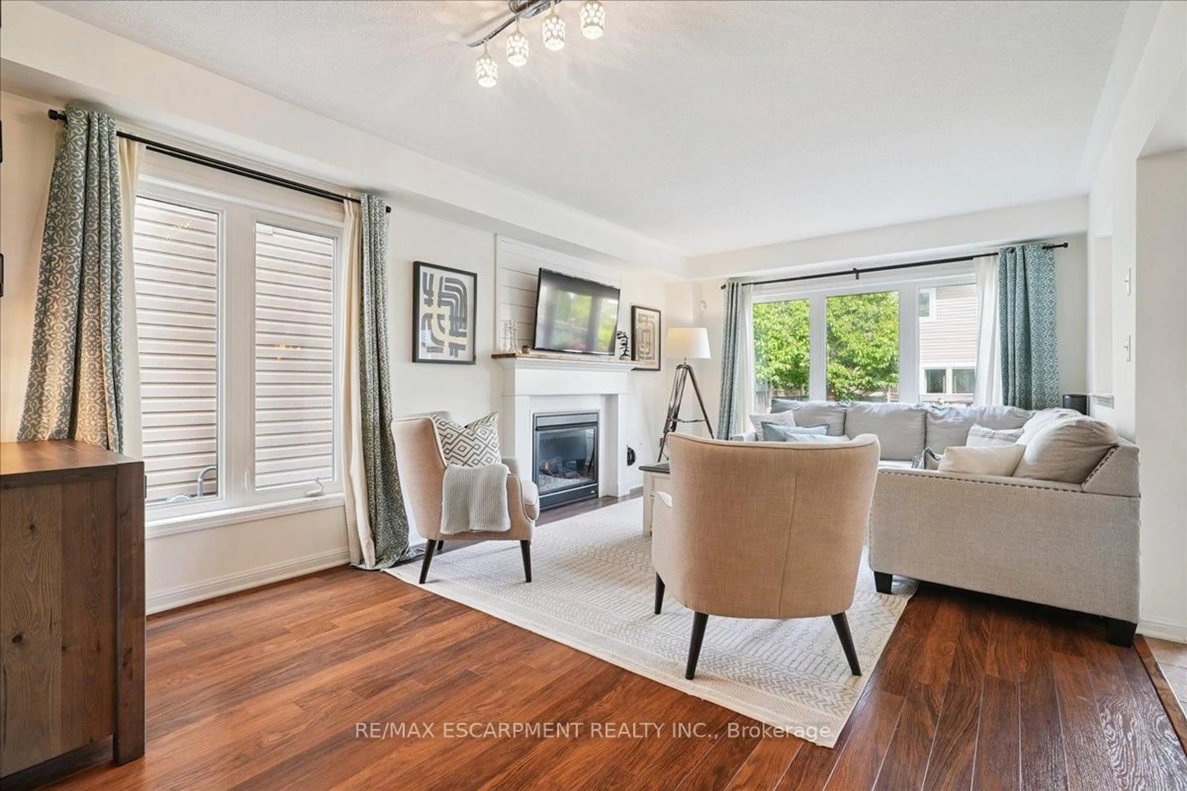 Living room with furniture, wood/laminate floor for 40 Peer Crt, Hamilton Ontario L9K 0C5