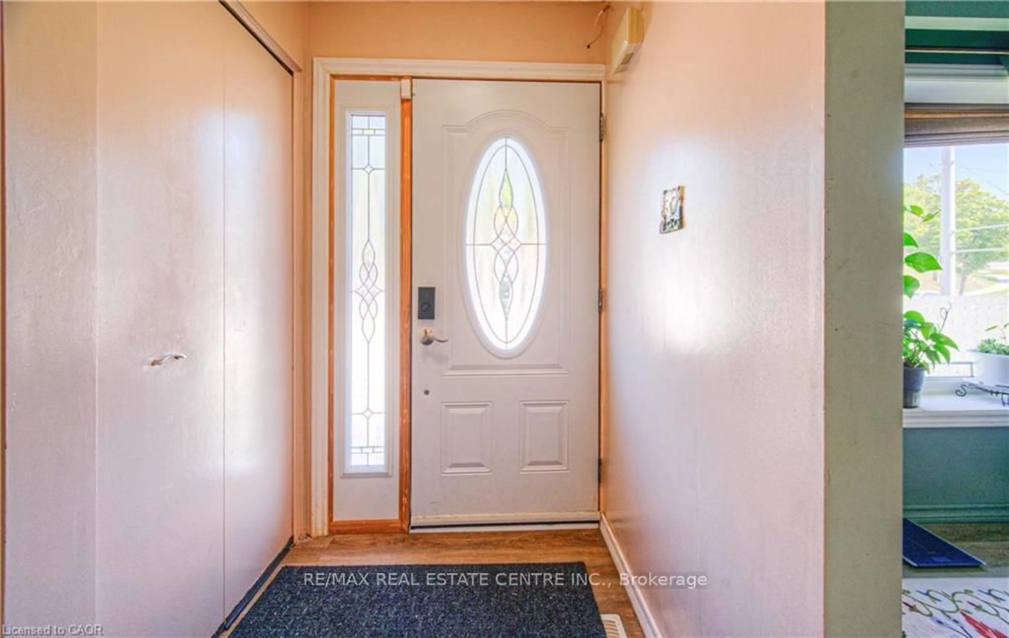 Indoor entryway for 164 Green Valley Dr, Kitchener Ontario N2P 1C4