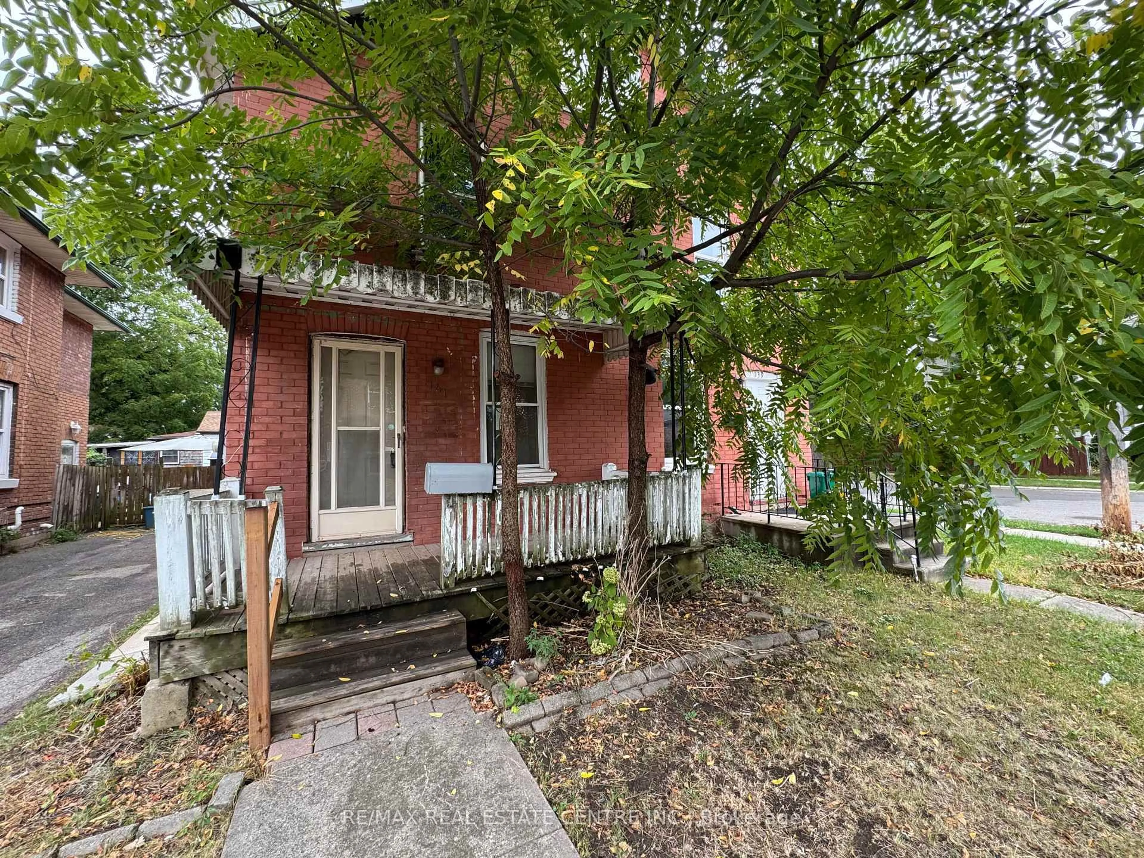 A pic from outside/outdoor area/front of a property/back of a property/a pic from drone, street for 141 Superior St, Brantford Ontario N3S 2L3