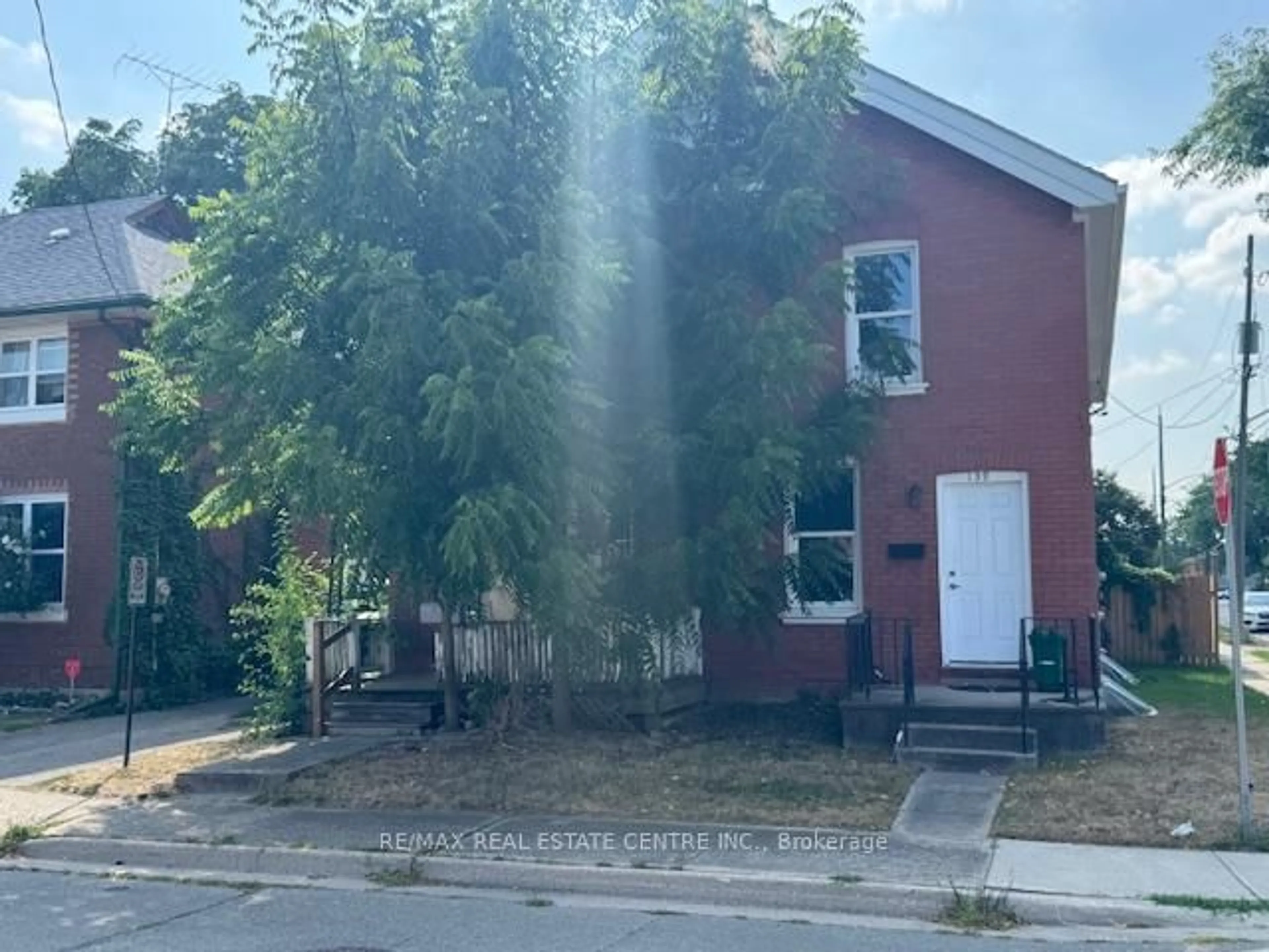 Blurry image for 141 Superior St, Brantford Ontario N3S 2L3