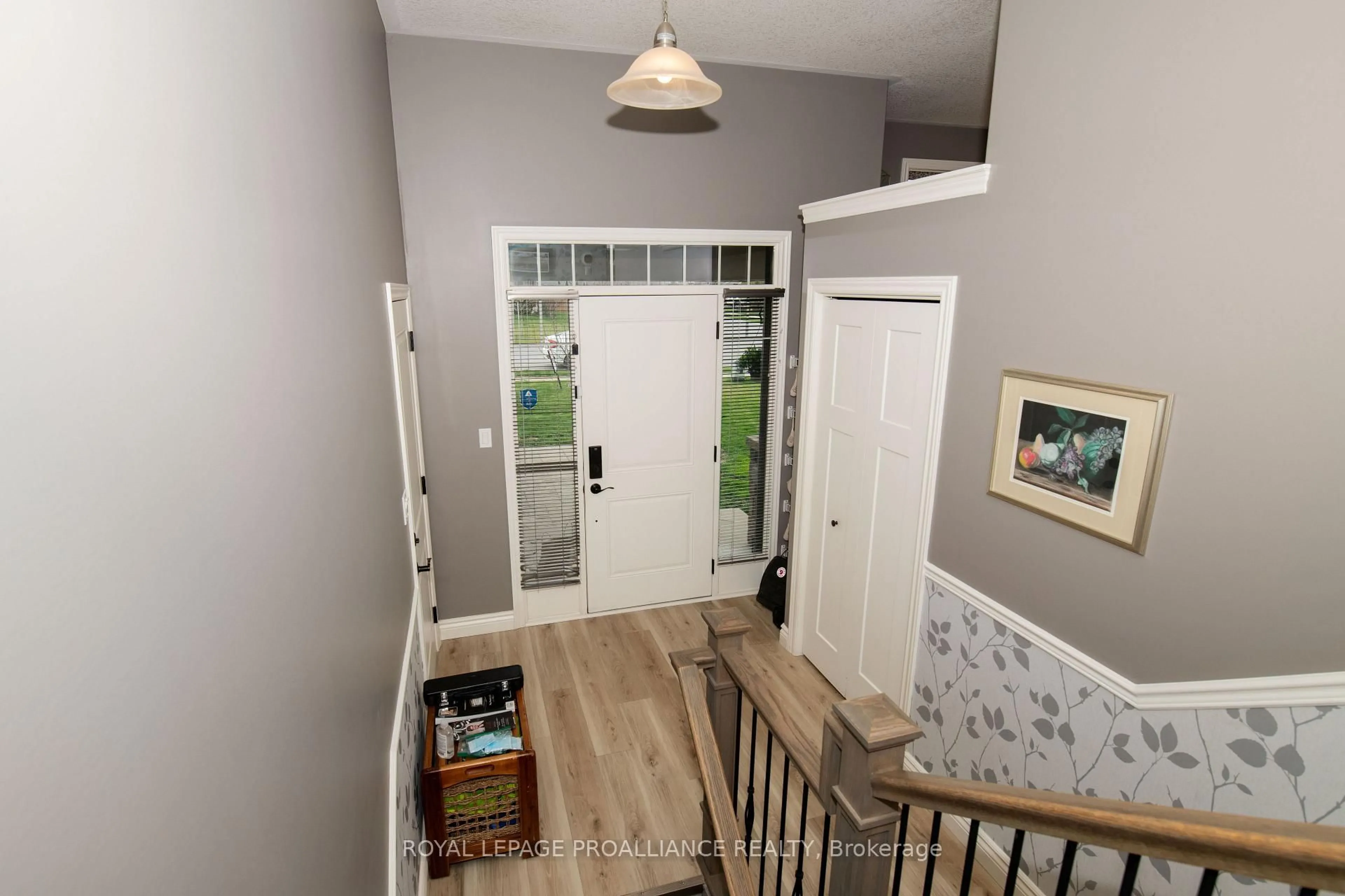 Indoor entryway for 28 Butternut Crt, Belleville Ontario K8P 0C5