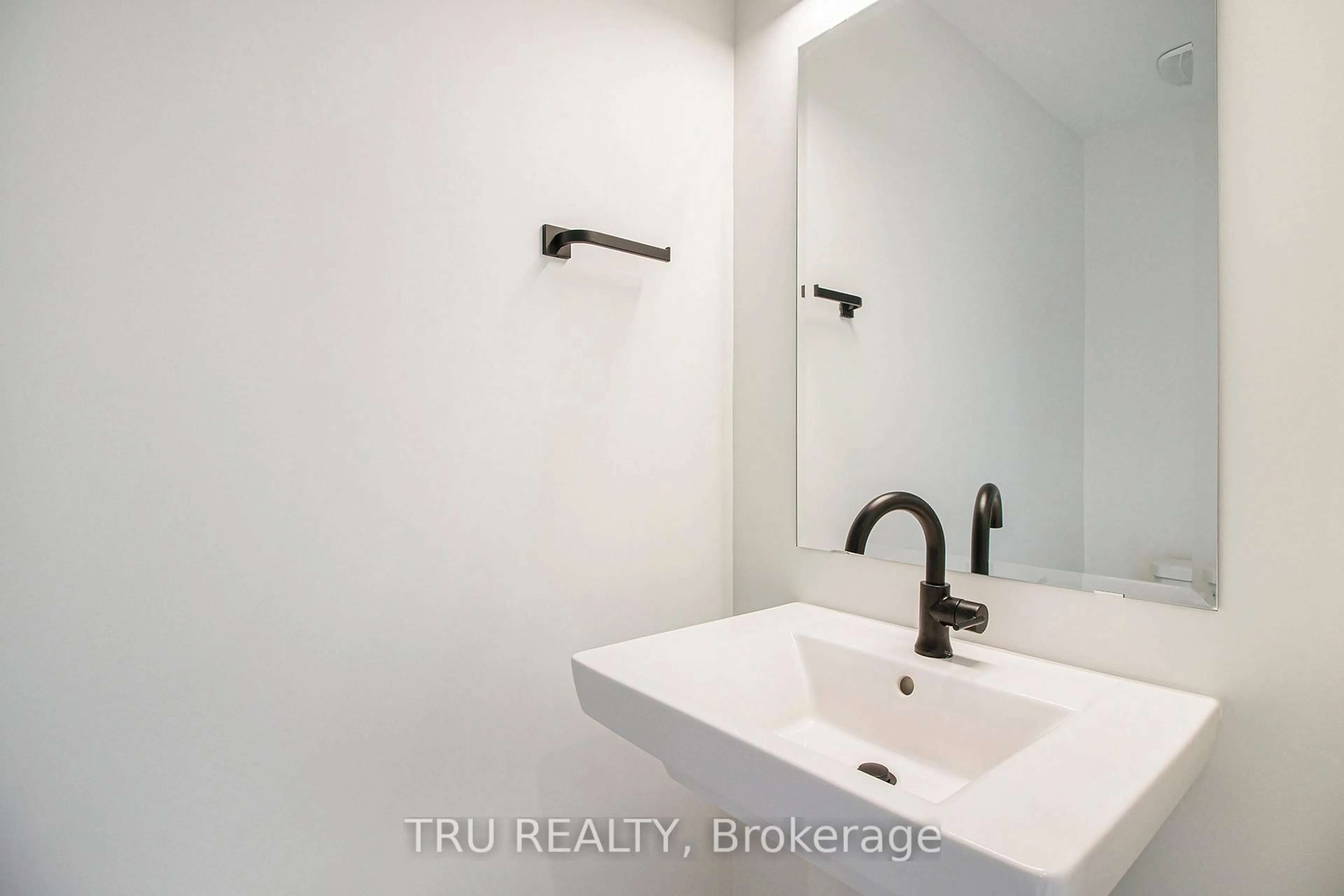 Unknown for 947 Cologne St, Russell Ontario K0A 1W0