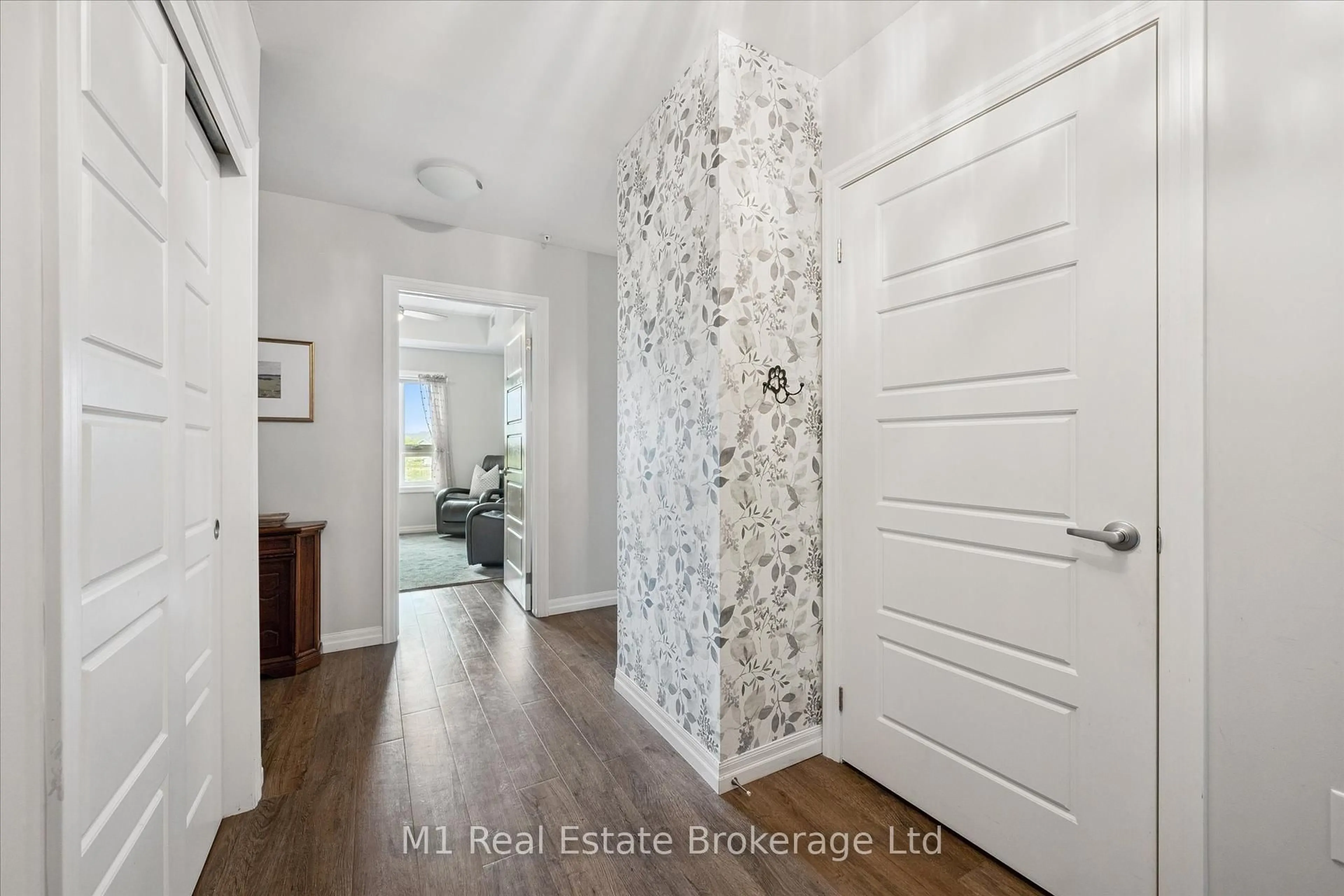 Indoor entryway for 35 Kingsbury Sq #215, Guelph Ontario N1L 1B3