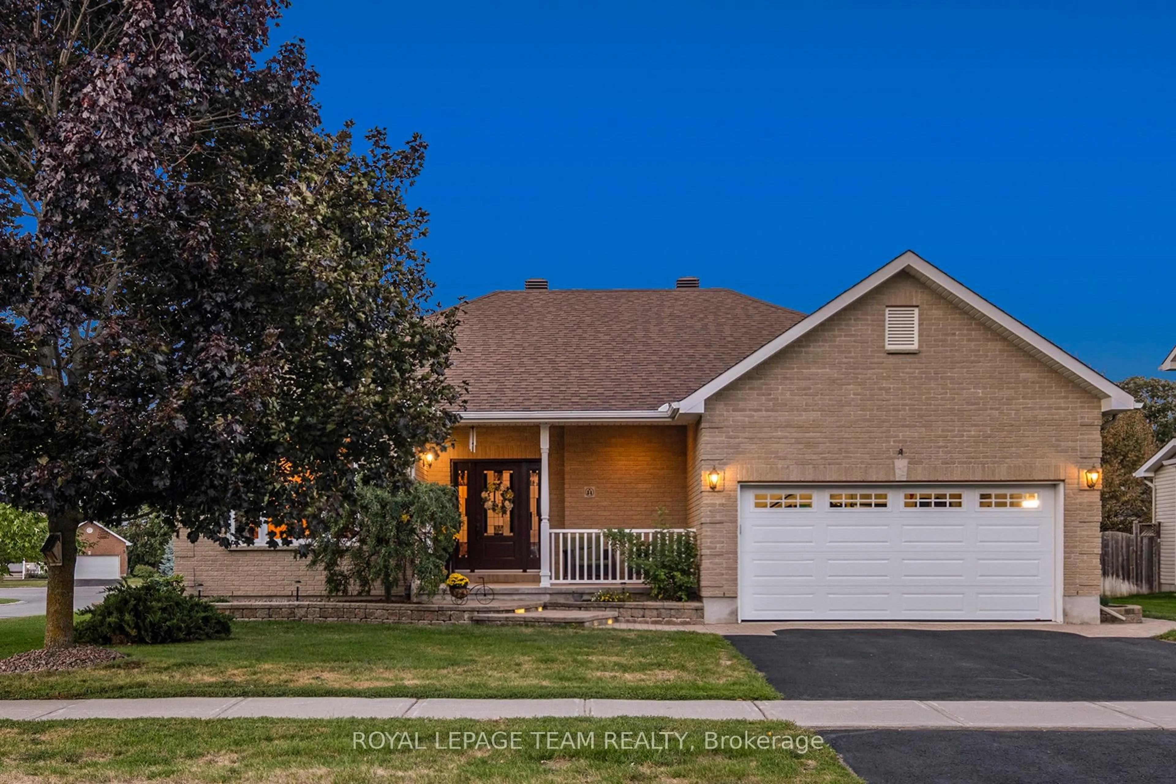 Home with vinyl exterior material, street for 34 Rochelle Dr, Richmond Ontario K0A 2Z0
