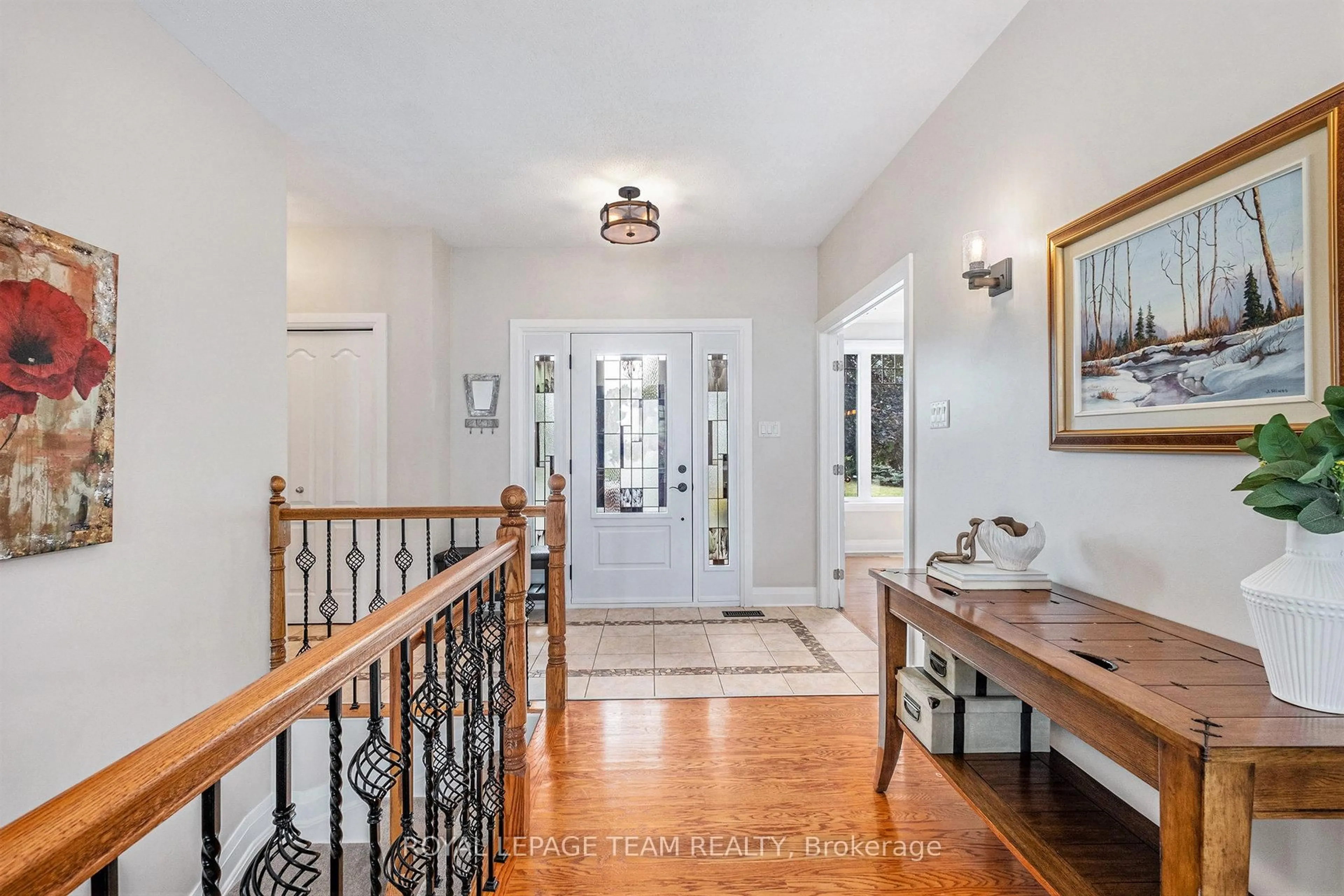 Indoor foyer for 34 Rochelle Dr, Richmond Ontario K0A 2Z0