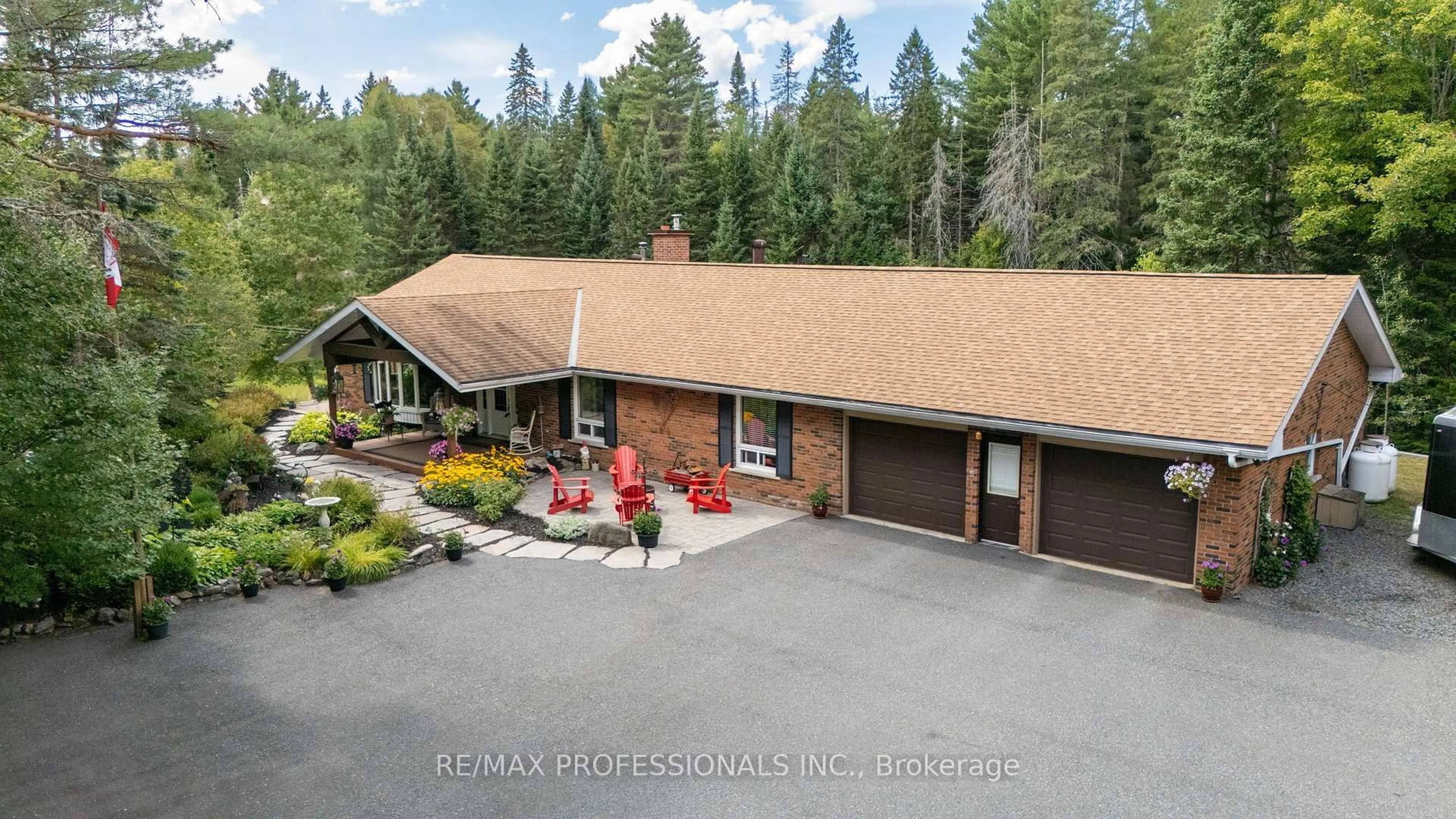 A pic from outside/outdoor area/front of a property/back of a property/a pic from drone, unknown for 127 South Lancelot Rd, Huntsville Ontario P0B 1M0