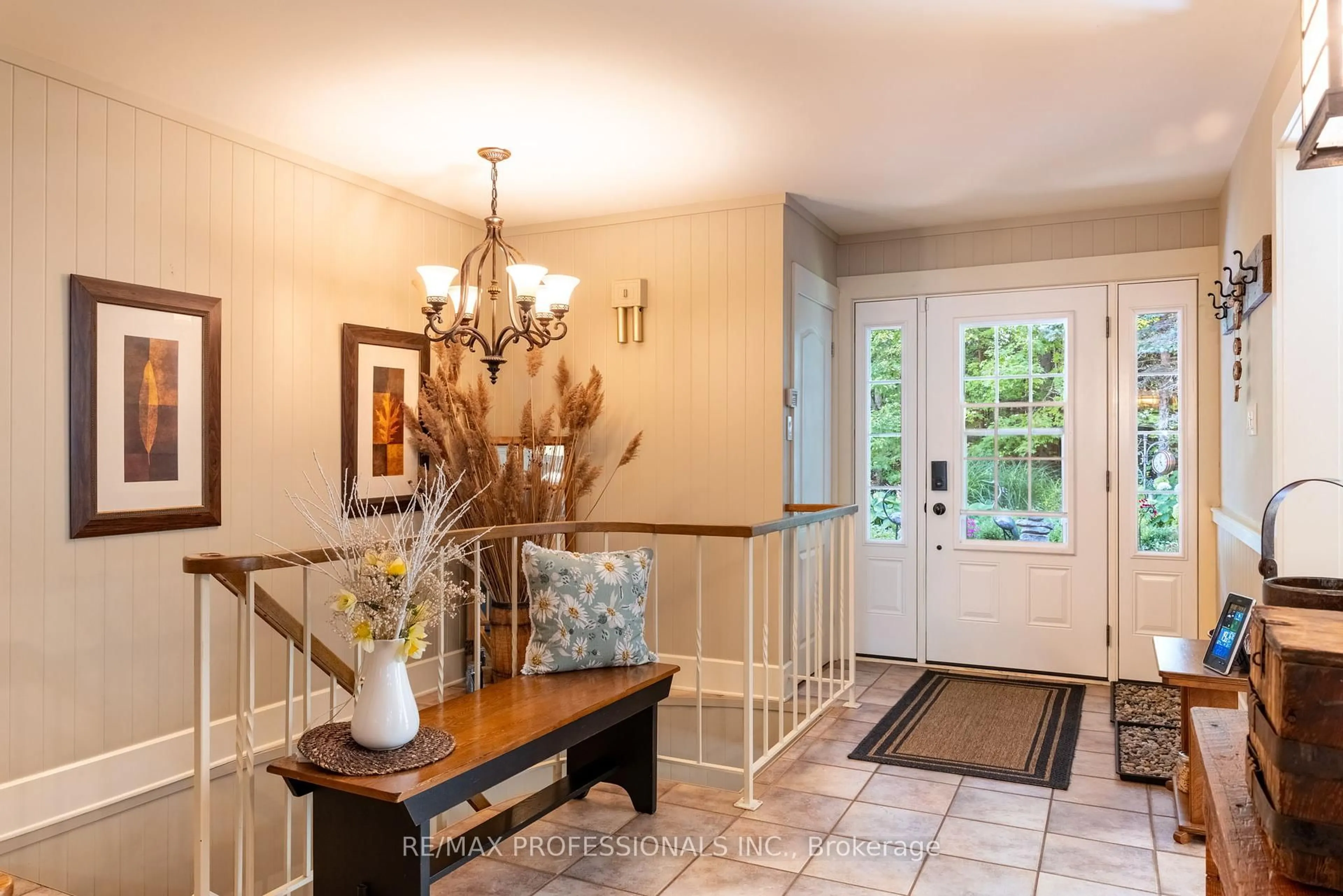 Indoor entryway for 127 South Lancelot Rd, Huntsville Ontario P0B 1M0