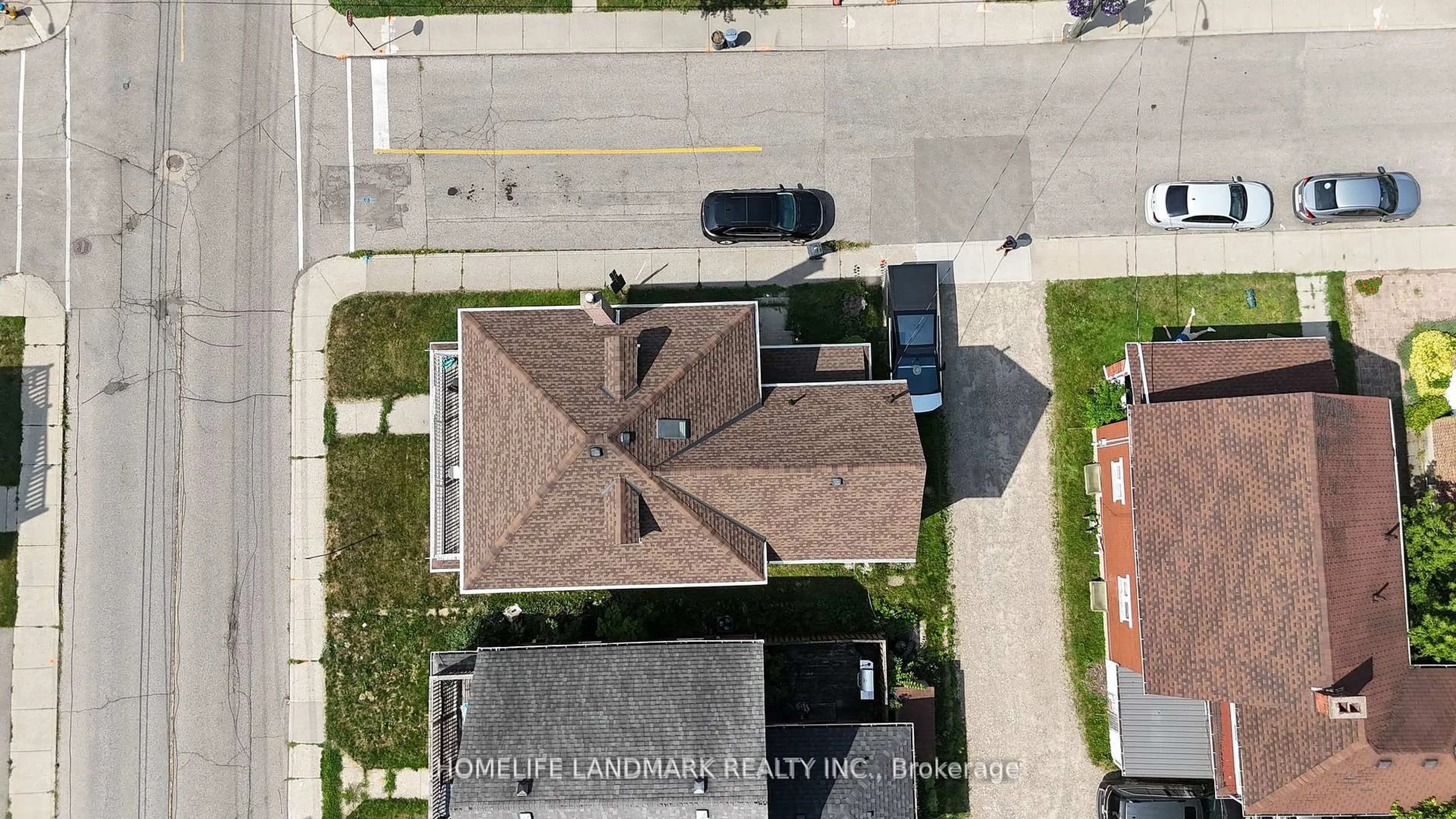 A pic from outside/outdoor area/front of a property/back of a property/a pic from drone, street for 30 Regina St, Waterloo Ontario N2J 3A1