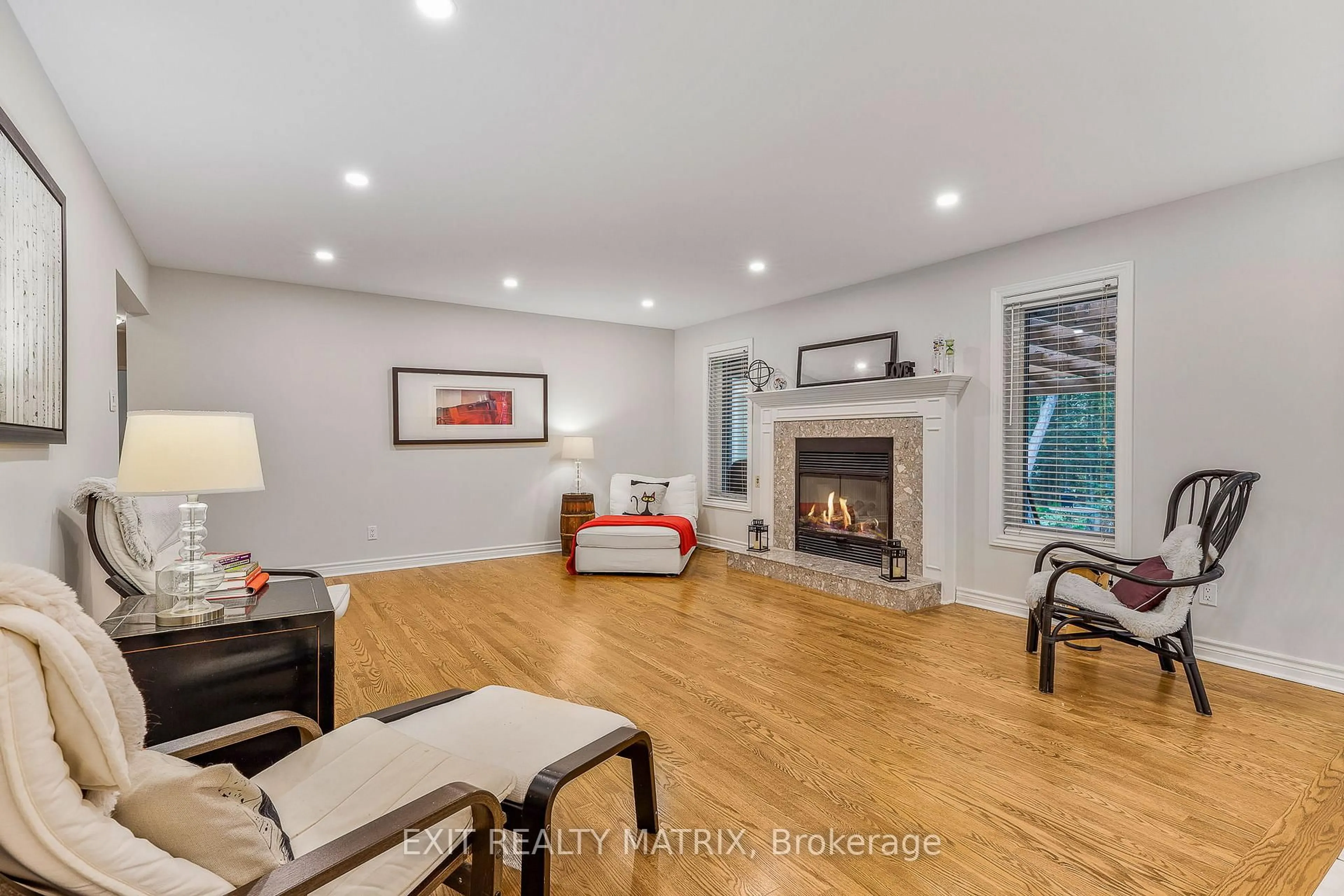 Living room with furniture, unknown for 6343 Deermeadow Dr, Ottawa Ontario K4P 1M9