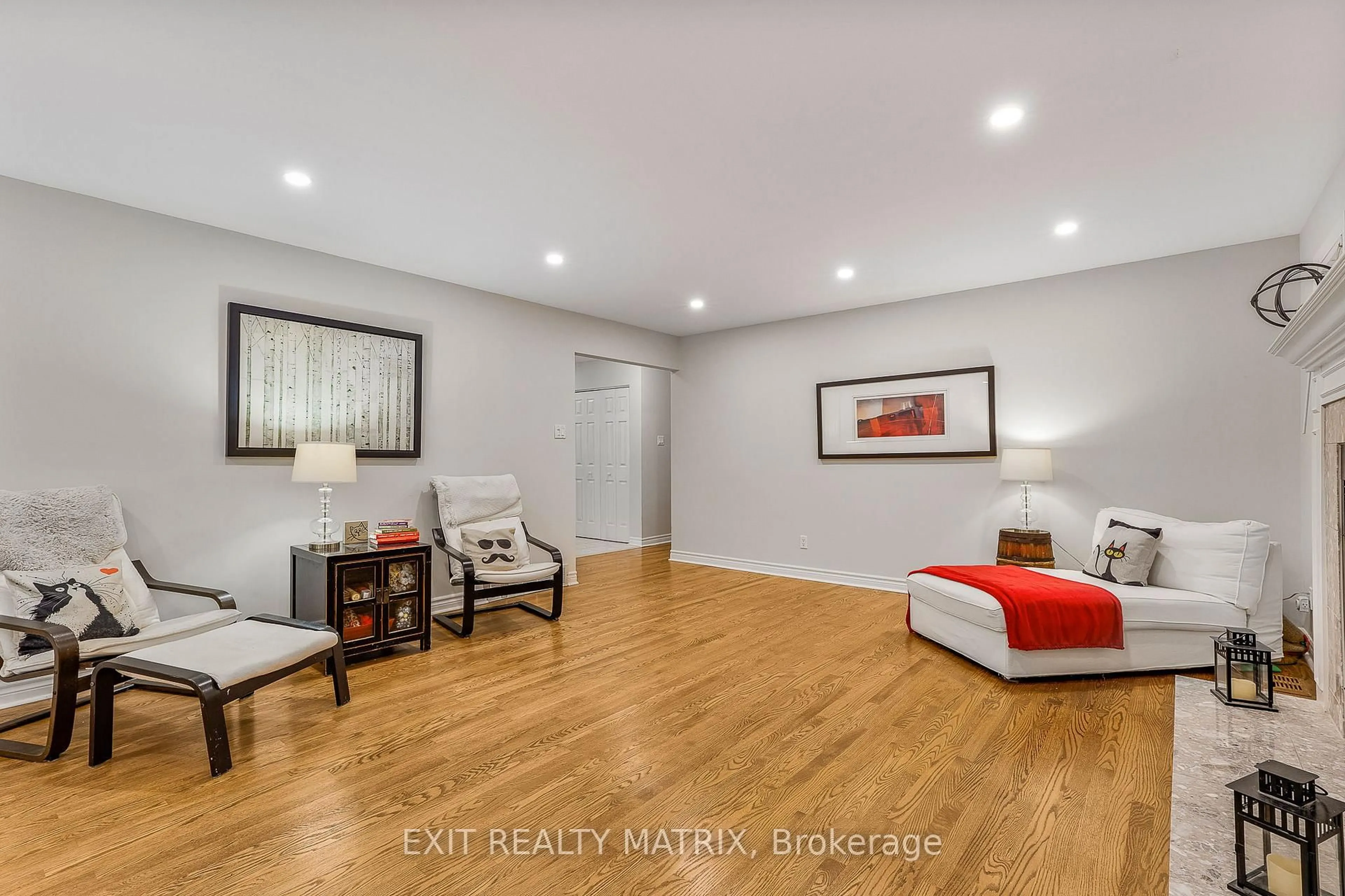 Living room with furniture, wood/laminate floor for 6343 Deermeadow Dr, Ottawa Ontario K4P 1M9