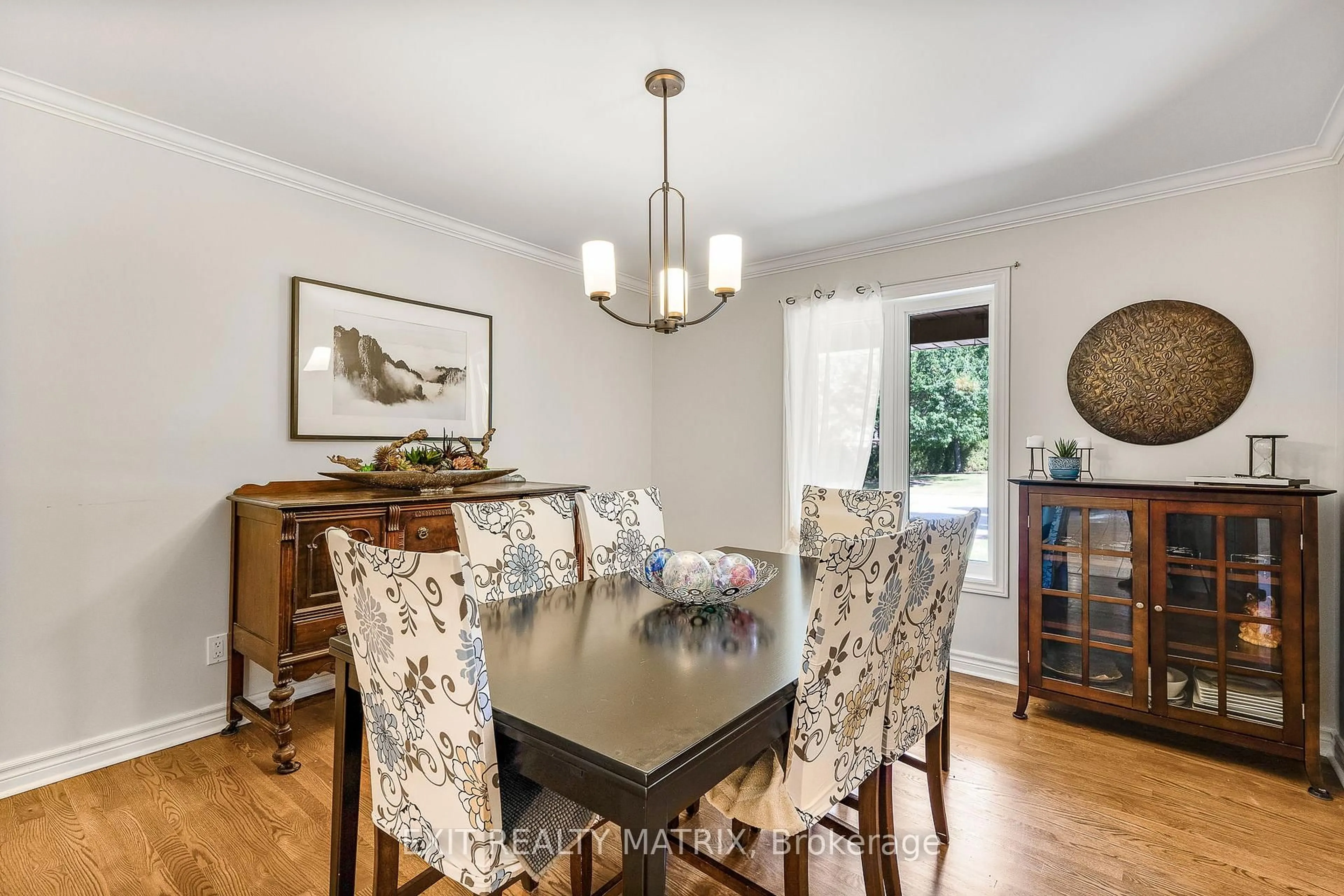 Dining room, wood/laminate floor for 6343 Deermeadow Dr, Ottawa Ontario K4P 1M9