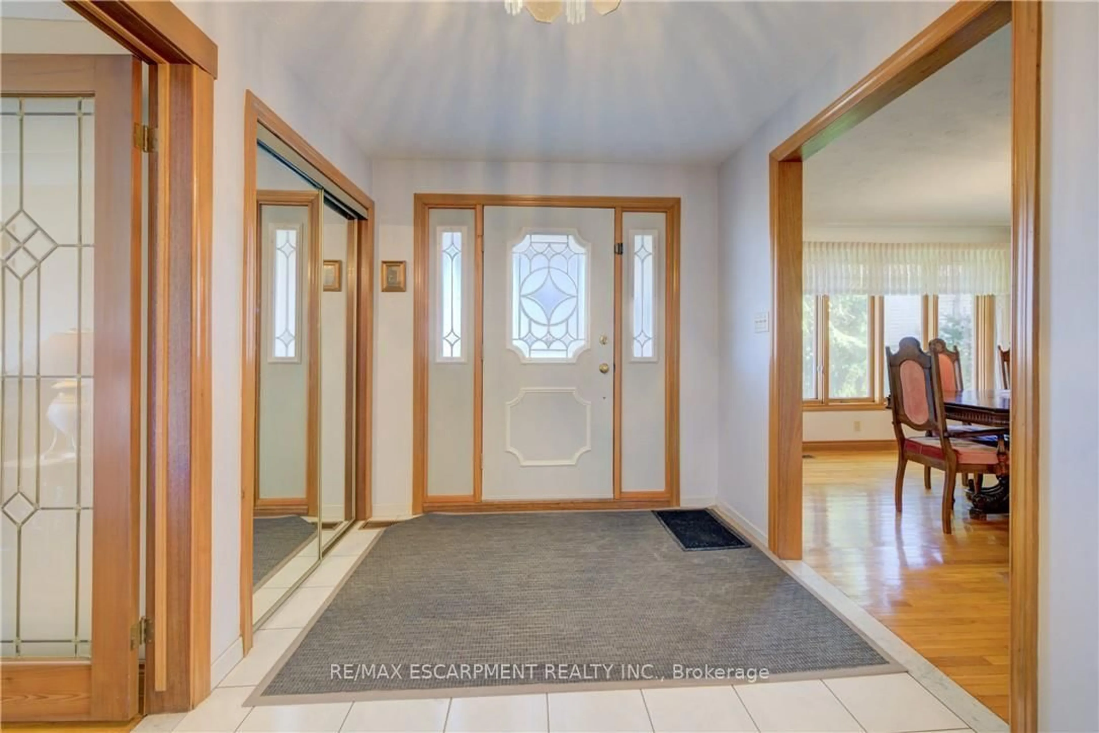 Indoor entryway for 9 STONECLIFF Crt, Hamilton Ontario L9C 7G2