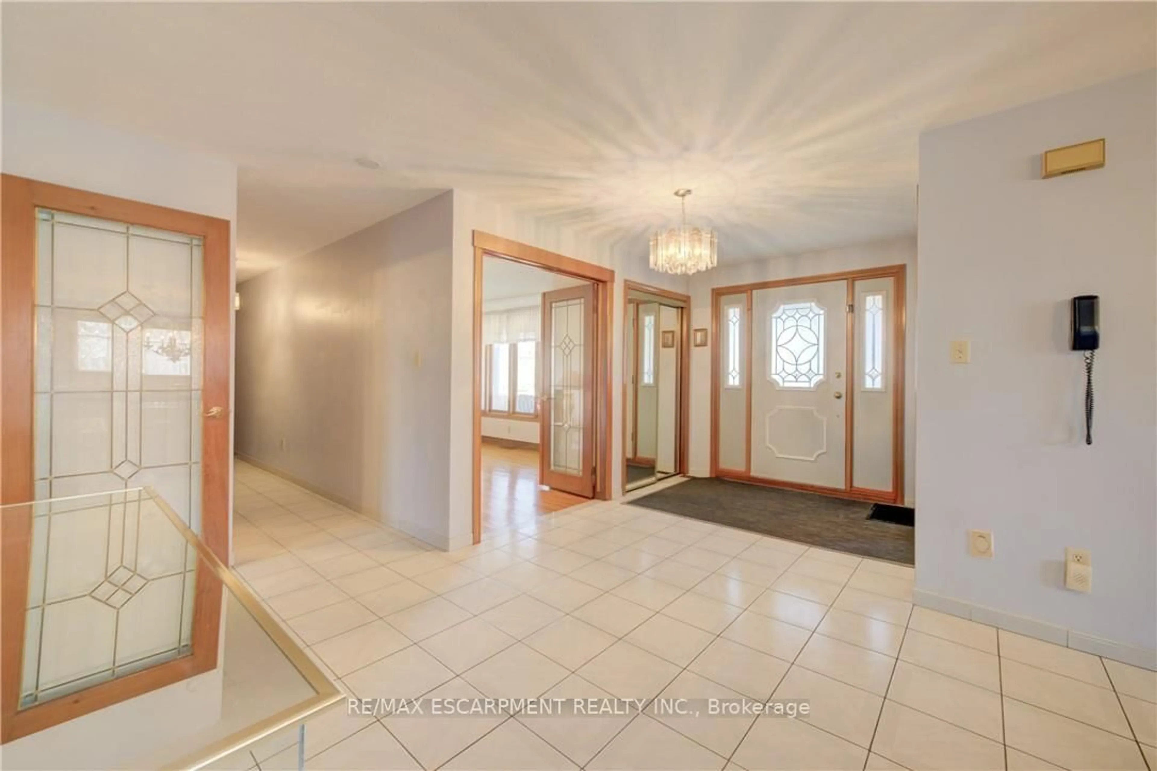 Indoor foyer for 9 STONECLIFF Crt, Hamilton Ontario L9C 7G2