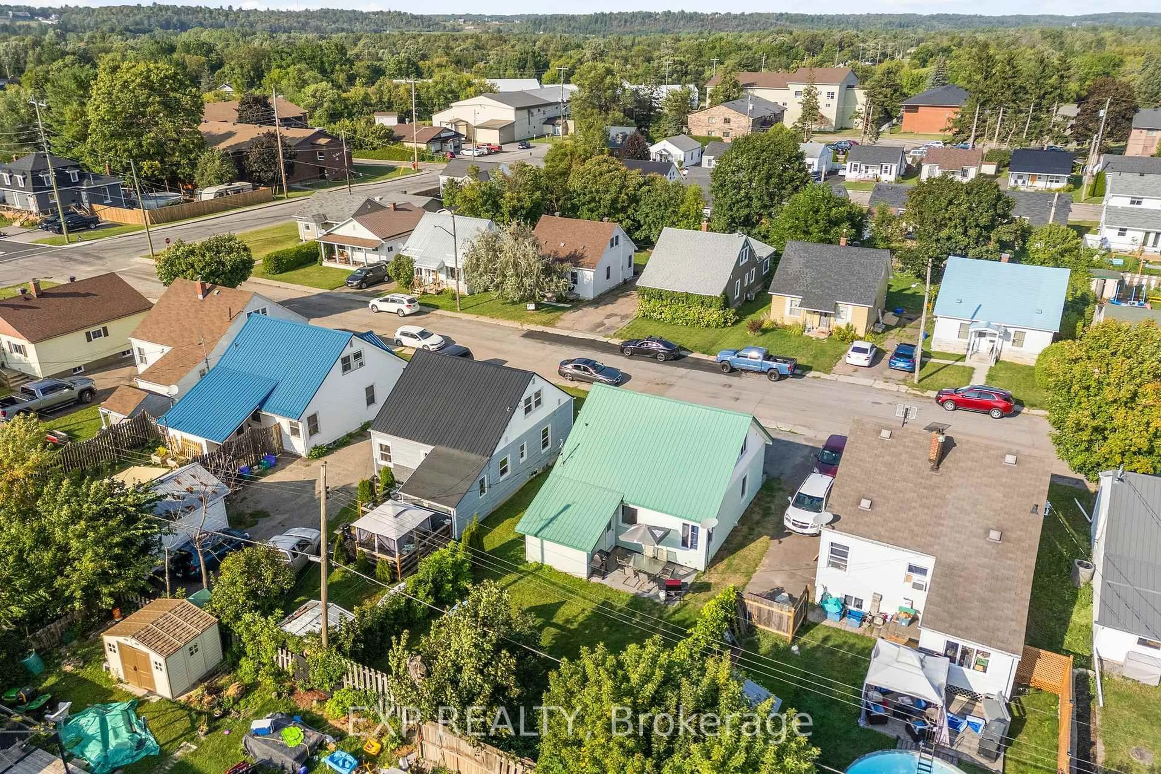 A pic from outside/outdoor area/front of a property/back of a property/a pic from drone, street for 420 Dominion St, Renfrew Ontario K7V 1H6