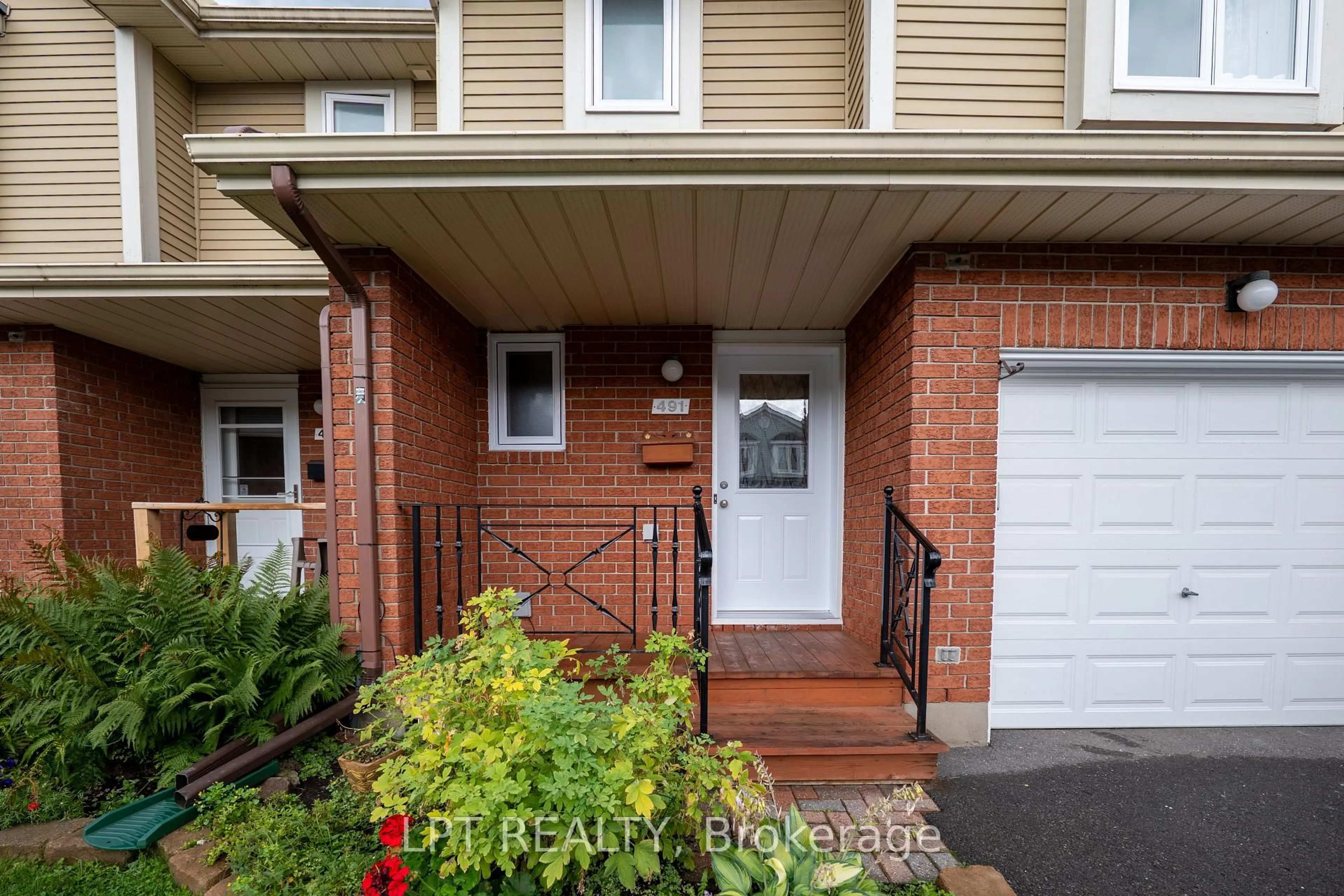 Indoor entryway for 491 Valade Cres, Ottawa Ontario K4A 2W6