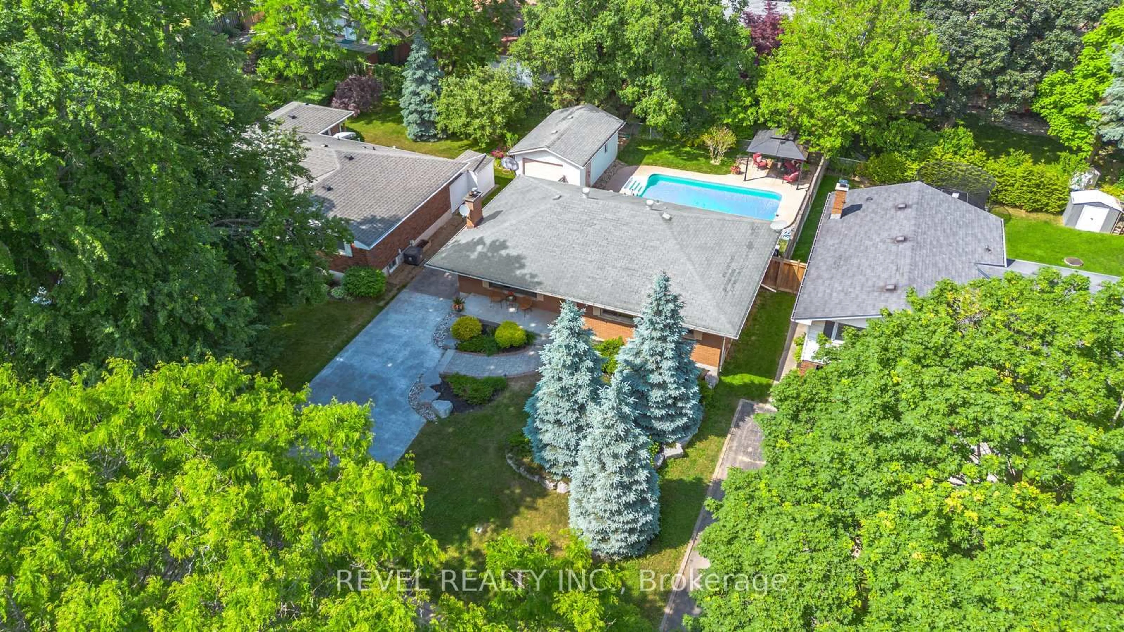A pic from outside/outdoor area/front of a property/back of a property/a pic from drone, street for 75 Pusey Blvd, Brantford Ontario N3R 2S4