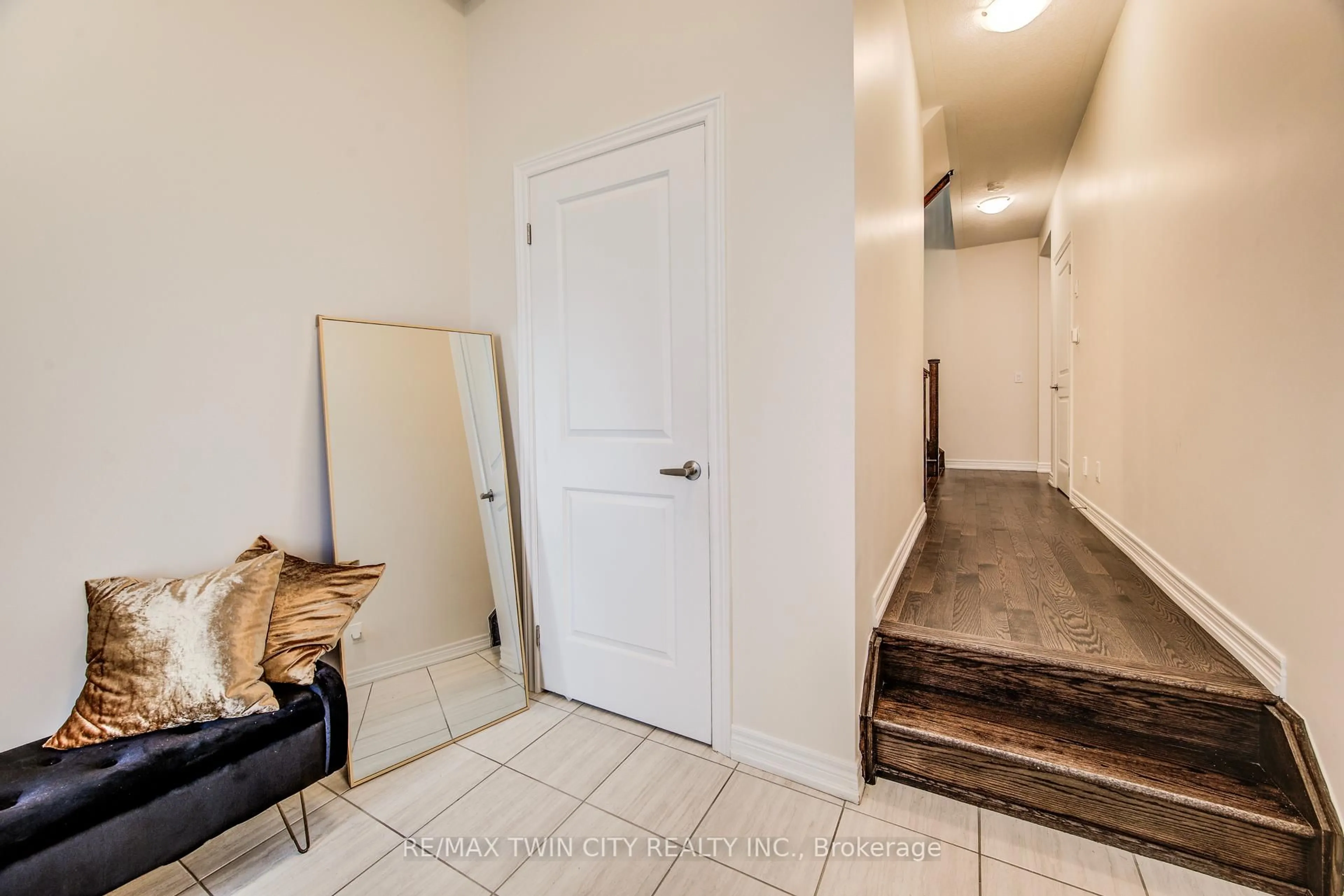 Indoor entryway for 4 Stonehill Ave, Kitchener Ontario N2R 0N8