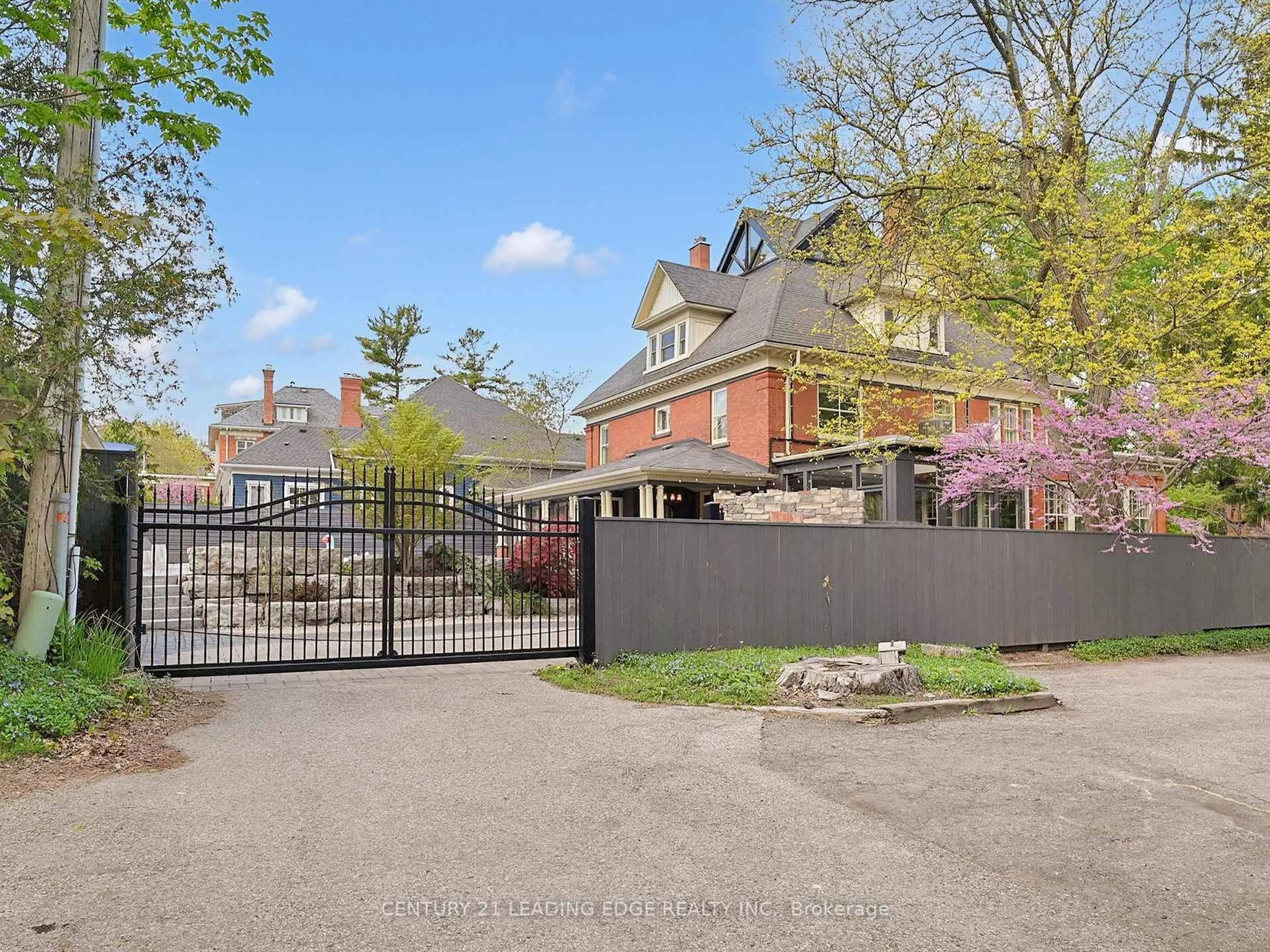A pic from outside/outdoor area/front of a property/back of a property/a pic from drone, street for 18 BRANT Rd, Cambridge Ontario N1S 2W1